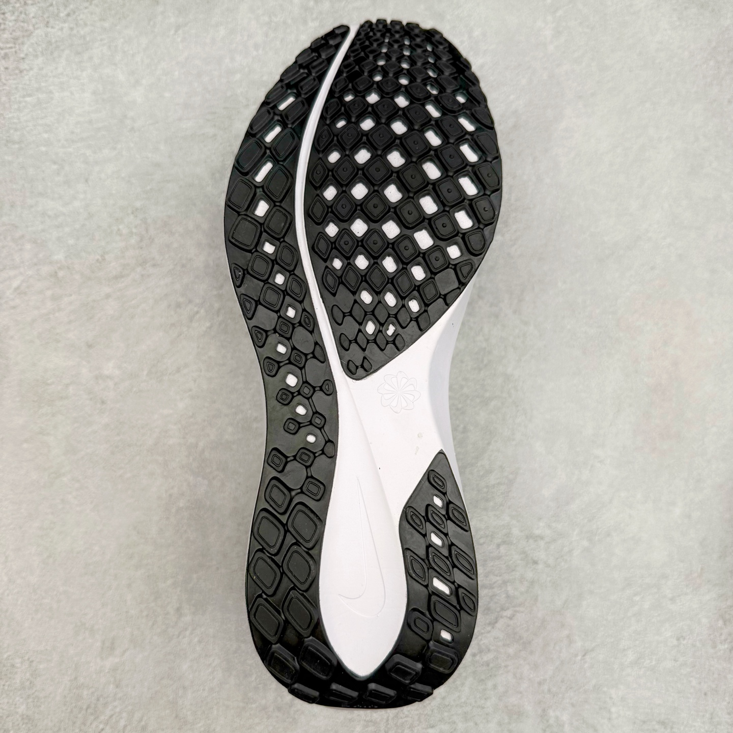 图片[9]-＃特价福利 NK Zoom Pegasus 飞马41代马拉松系列网面透气缓震疾速跑鞋 拥有 Zoom Air 一如既往的稳定感和流畅感 鞋面采用工程网眼设计 为特定高热区域营造出色透气性 进一步增加鞋面的穿孔数量 让足部能够快速散热 中足搭配 Flywire 飞线 在高速运动时营造舒适稳定的贴合感 内置Zoon气垫加持 动力十足 尺码：36 36.5 37.5 38 38.5 39 40 40.5 41 42 42.5 43 44 45-选品中心