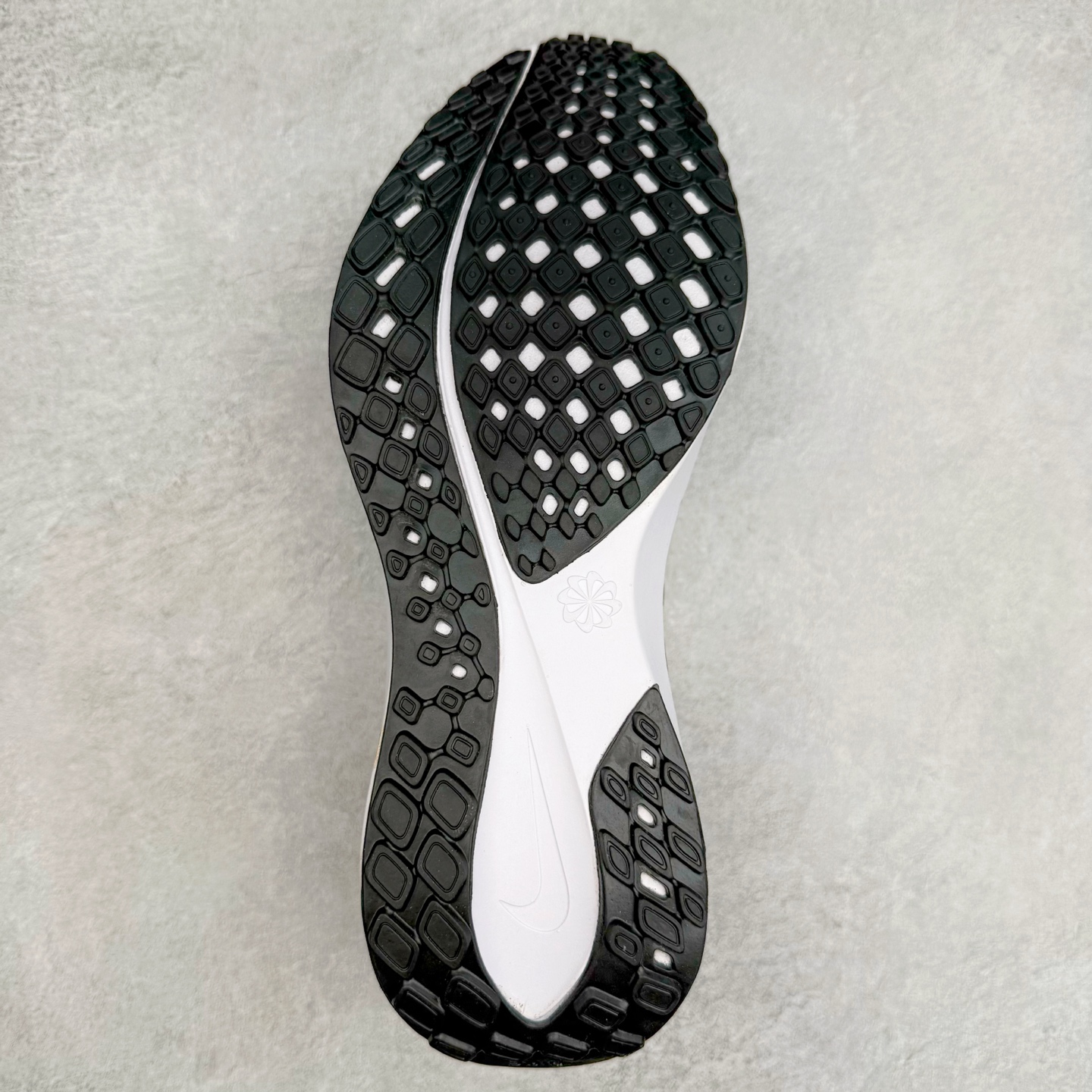 图片[9]-＃特价福利 NK Zoom Pegasus 飞马41代马拉松系列网面透气缓震疾速跑鞋 拥有 Zoom Air 一如既往的稳定感和流畅感 鞋面采用工程网眼设计 为特定高热区域营造出色透气性 进一步增加鞋面的穿孔数量 让足部能够快速散热 中足搭配 Flywire 飞线 在高速运动时营造舒适稳定的贴合感 内置Zoon气垫加持 动力十足 尺码：36 36.5 37.5 38 38.5 39 40 40.5 41 42 42.5 43 44 45-选品中心