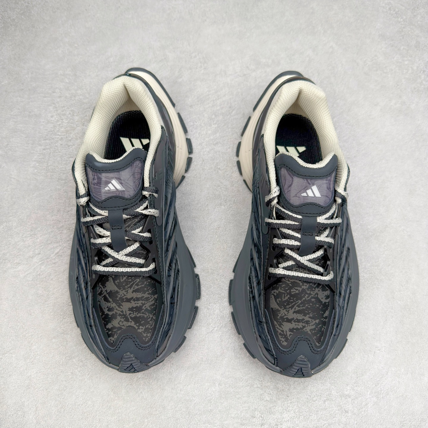 图片[2]-AD XLG MTW系列 舒适百搭防滑耐磨低帮跑步鞋老爹鞋 JR6397 鞋面采用贯穿式银条 完整的线条流畅度带来充分的视觉享受 鞋舌若隐若现的LOGO充满神秘感 夸张的鞋后跟幅度设计 线条感延伸至后跟标志三条杆彰显adidas调性 中底采用LIGHT STRIKE科技 在满足穿搭属性的同时提供舒适的脚感 完整的流线型设计语言 从鞋面贯穿到鞋底以及鞋花纹路 颜值与实力兼具 秀场与日常皆融 未来已来 让我们继续期待 实拍调校N版已经零色差零失真 百分百还原实物色彩所见即所得 不存在货不对板色差等低级问题 选购参考实物拍摄 不混卖不参货 只用心做好货严格选品 承诺混一赔十 尺码：36 36.5 37.5 38 38.5 39 40 40.5 41 42 42.5 43 44 44.5 45-选品中心