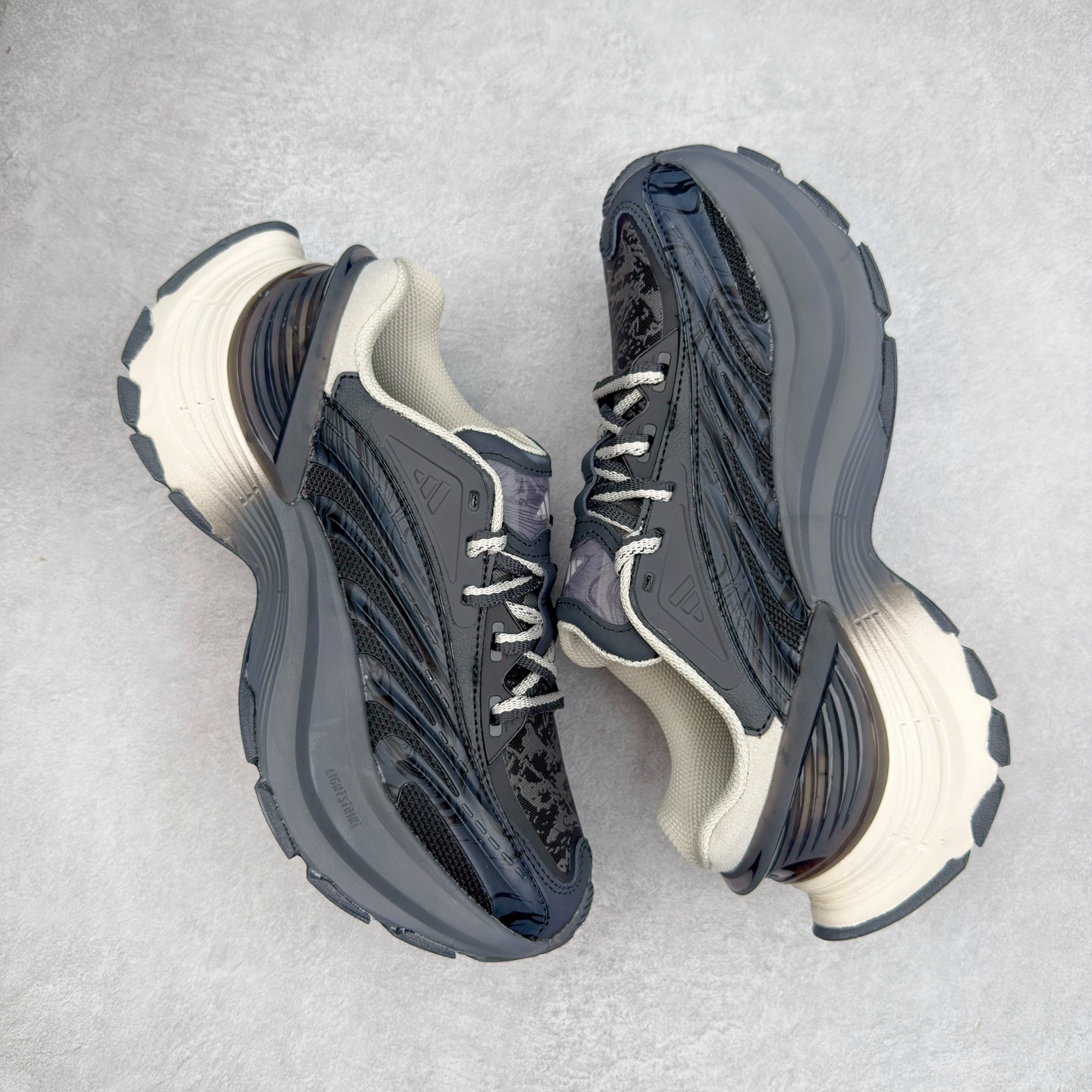 图片[3]-AD XLG MTW系列 舒适百搭防滑耐磨低帮跑步鞋老爹鞋 JR6397 鞋面采用贯穿式银条 完整的线条流畅度带来充分的视觉享受 鞋舌若隐若现的LOGO充满神秘感 夸张的鞋后跟幅度设计 线条感延伸至后跟标志三条杆彰显adidas调性 中底采用LIGHT STRIKE科技 在满足穿搭属性的同时提供舒适的脚感 完整的流线型设计语言 从鞋面贯穿到鞋底以及鞋花纹路 颜值与实力兼具 秀场与日常皆融 未来已来 让我们继续期待 实拍调校N版已经零色差零失真 百分百还原实物色彩所见即所得 不存在货不对板色差等低级问题 选购参考实物拍摄 不混卖不参货 只用心做好货严格选品 承诺混一赔十 尺码：36 36.5 37.5 38 38.5 39 40 40.5 41 42 42.5 43 44 44.5 45-选品中心