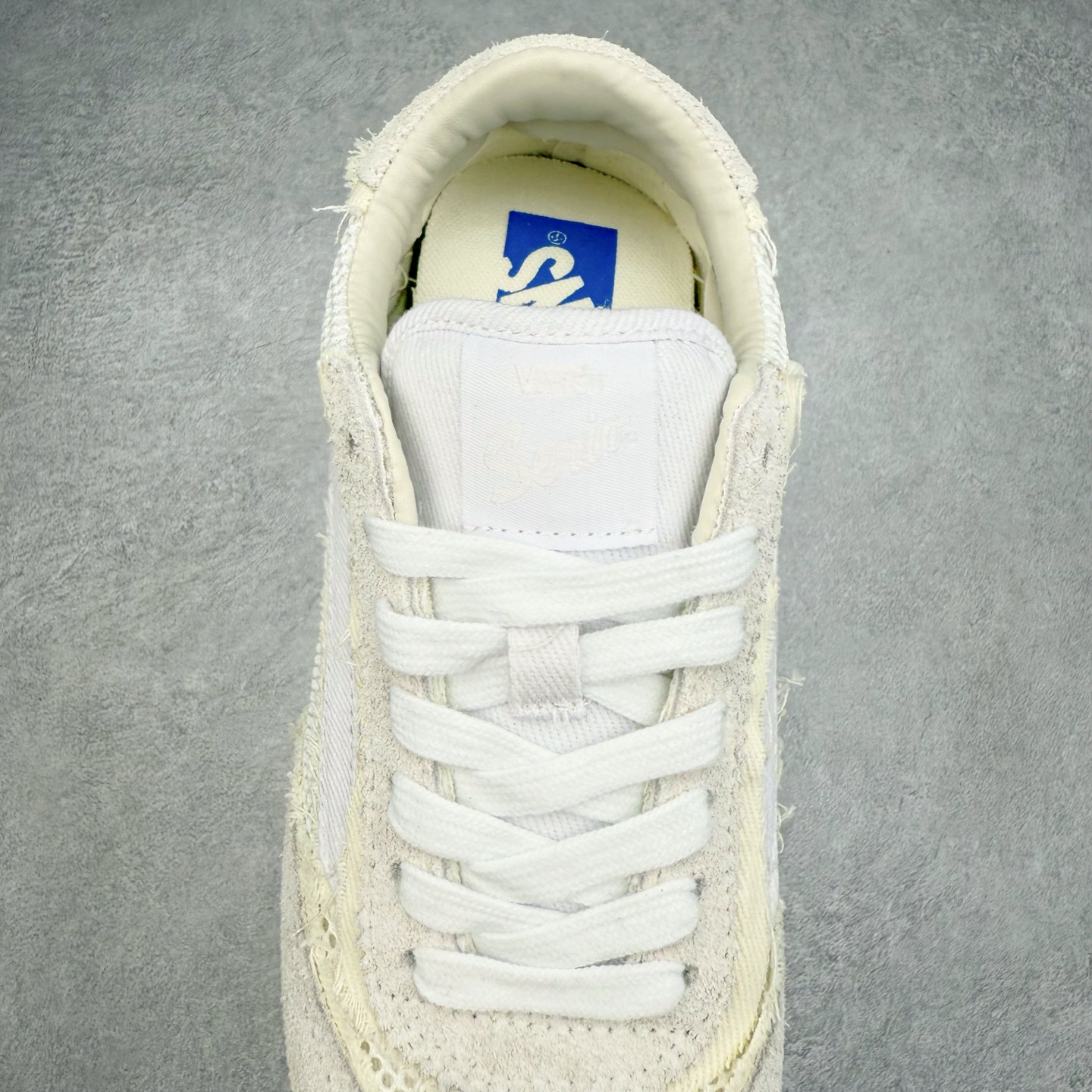 图片[5]-Vans Super Lowpro TDC系列 踩上全新 Vans Super LowPro 复古薄底鞋👣 长绒麂皮拼接粗粝毛边牛仔布，亮出你的反叛玩心 舒适脚感加持，全天不喊累，轻轻松松跑进风里💨 侧边透气网眼鞋面，夏日citywalk更 Chill～ 货号：VN000EFQCJK 货号：VN000EFQCJ7 尺码：35 36 36.5 37 38 38.5 39 40 40.5 41 42 42.5 43 44 45-选品中心