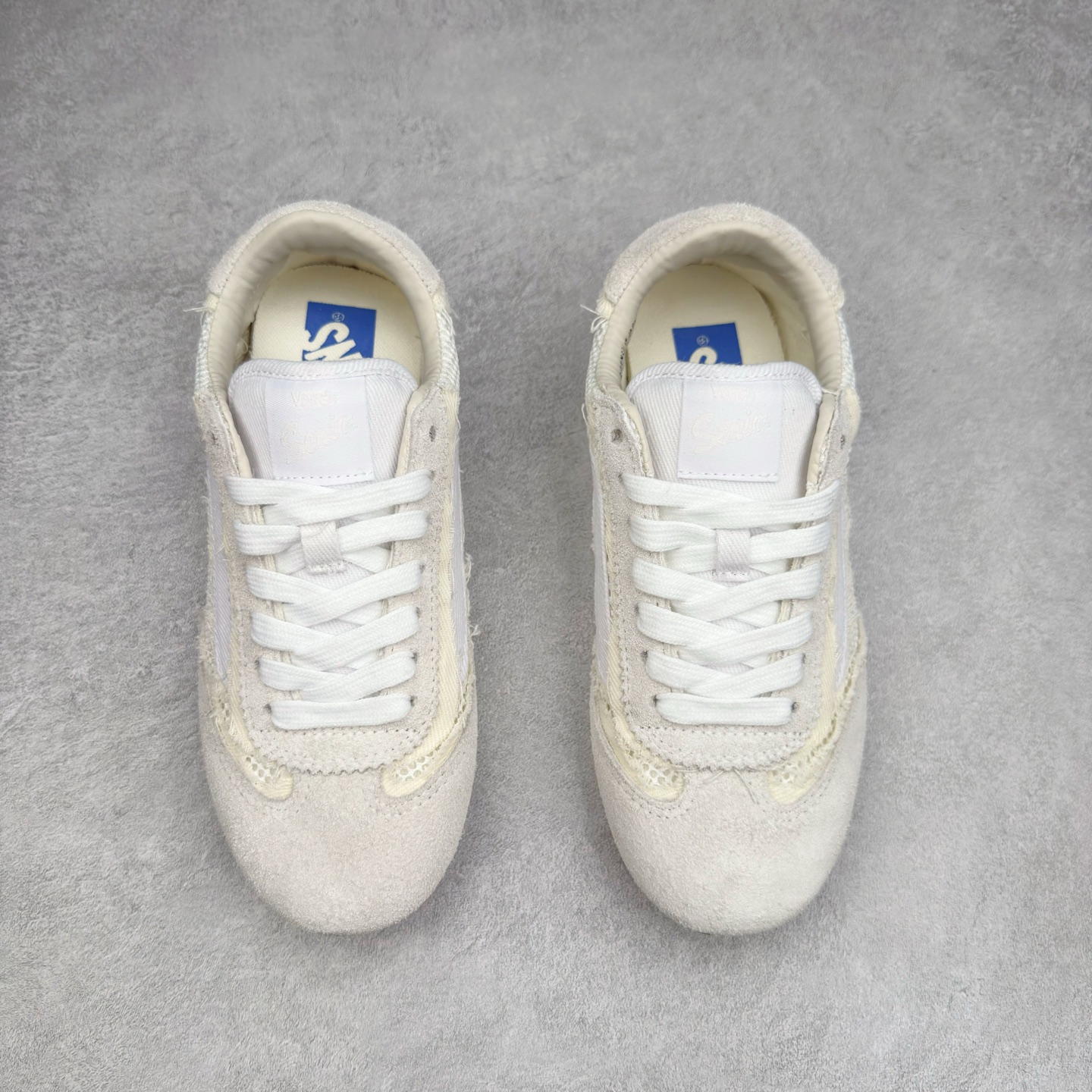 图片[2]-Vans Super Lowpro TDC系列 踩上全新 Vans Super LowPro 复古薄底鞋👣 长绒麂皮拼接粗粝毛边牛仔布，亮出你的反叛玩心 舒适脚感加持，全天不喊累，轻轻松松跑进风里💨 侧边透气网眼鞋面，夏日citywalk更 Chill～ 货号：VN000EFQCJK 货号：VN000EFQCJ7 尺码：35 36 36.5 37 38 38.5 39 40 40.5 41 42 42.5 43 44 45-选品中心