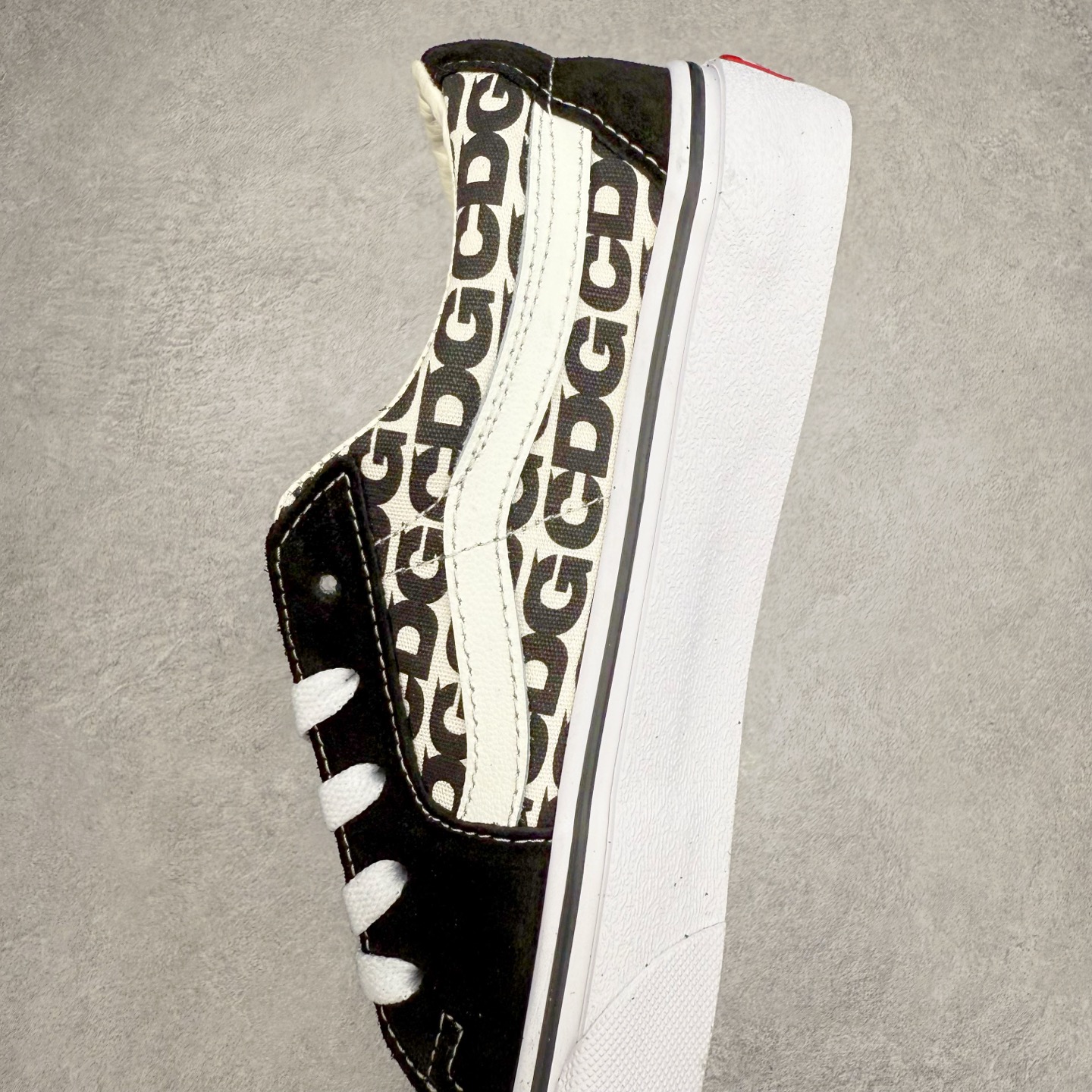 图片[7]-Vans SK8-Low x CDG联名 全新一代 低帮硫化帆布鞋 该鞋款以白线勾勒出整体造型，鞋面采用帆布搭配麂皮材质，鞋身布满CDG黑白字体彰显联名，极具辨识度，上脚百搭不出错。 尺码：35 36 36.5 37 38 38.5 39 40 40.5 41 42 42.5 43 44-选品中心