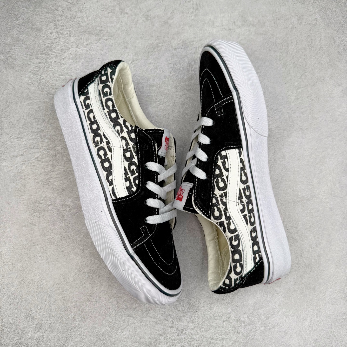 图片[3]-Vans SK8-Low x CDG联名 全新一代 低帮硫化帆布鞋 该鞋款以白线勾勒出整体造型，鞋面采用帆布搭配麂皮材质，鞋身布满CDG黑白字体彰显联名，极具辨识度，上脚百搭不出错。 尺码：35 36 36.5 37 38 38.5 39 40 40.5 41 42 42.5 43 44-选品中心