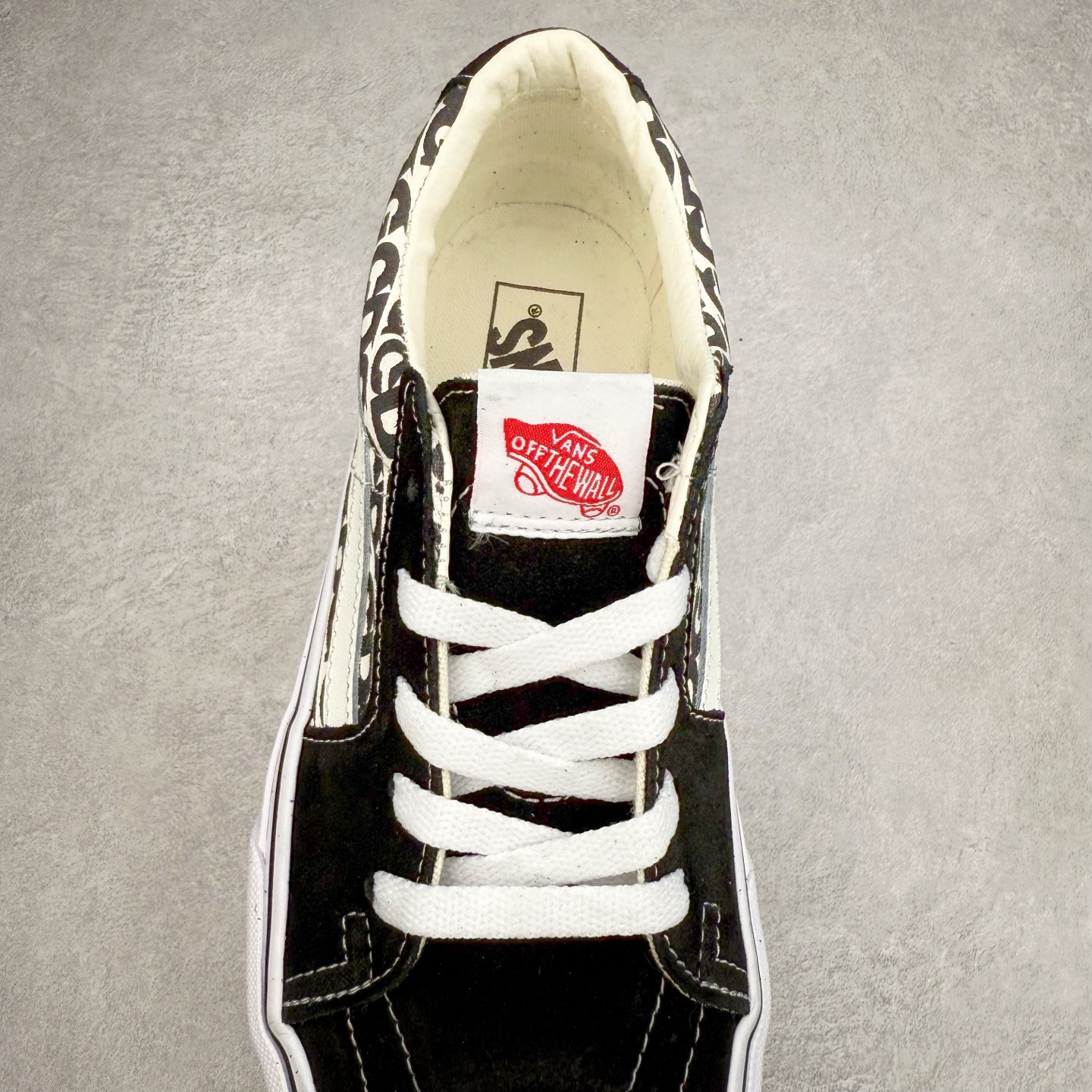 图片[5]-Vans SK8-Low x CDG联名 全新一代 低帮硫化帆布鞋 该鞋款以白线勾勒出整体造型，鞋面采用帆布搭配麂皮材质，鞋身布满CDG黑白字体彰显联名，极具辨识度，上脚百搭不出错。 尺码：35 36 36.5 37 38 38.5 39 40 40.5 41 42 42.5 43 44-选品中心