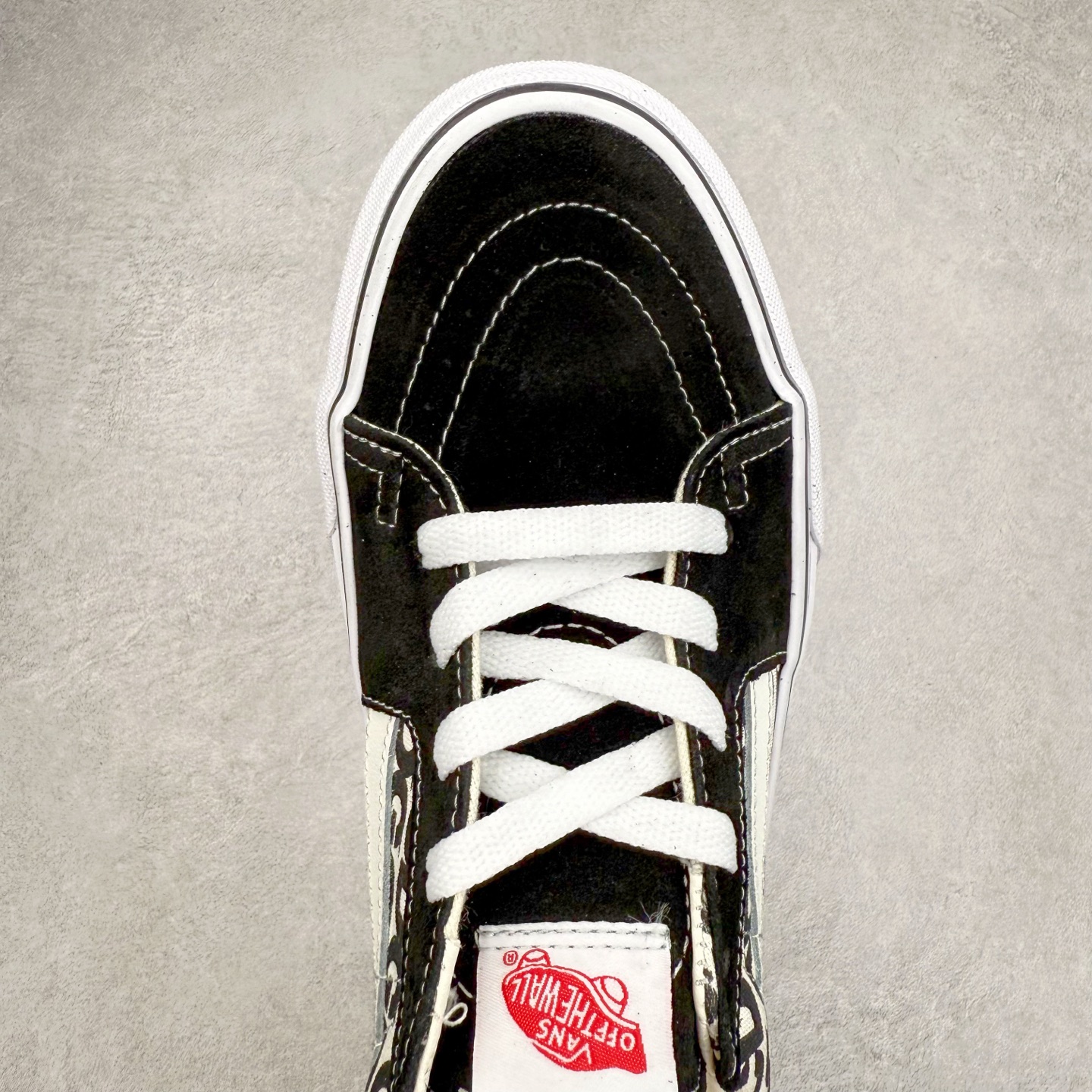 图片[4]-Vans SK8-Low x CDG联名 全新一代 低帮硫化帆布鞋 该鞋款以白线勾勒出整体造型，鞋面采用帆布搭配麂皮材质，鞋身布满CDG黑白字体彰显联名，极具辨识度，上脚百搭不出错。 尺码：35 36 36.5 37 38 38.5 39 40 40.5 41 42 42.5 43 44-选品中心