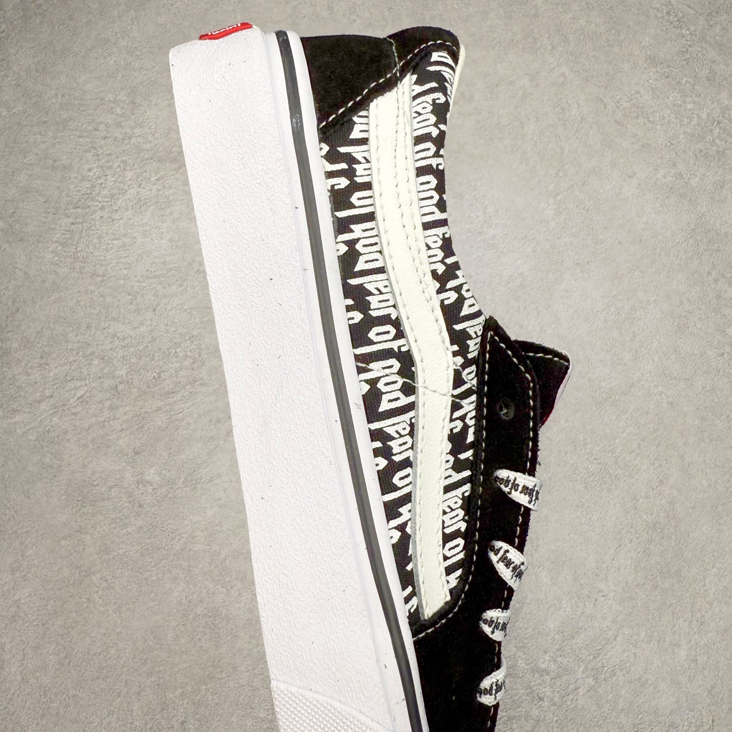 图片[6]-Vans SK8-Low x Fog联名 全新一代 低帮硫化帆布鞋 该鞋款以白线勾勒出整体造型，鞋面采用帆布搭配麂皮材质，鞋身布满Fog黑白字体彰显联名，极具辨识度，上脚百搭不出错。 尺码：35 36 36.5 37 38 38.5 39 40 40.5 41 42 42.5 43 44-选品中心