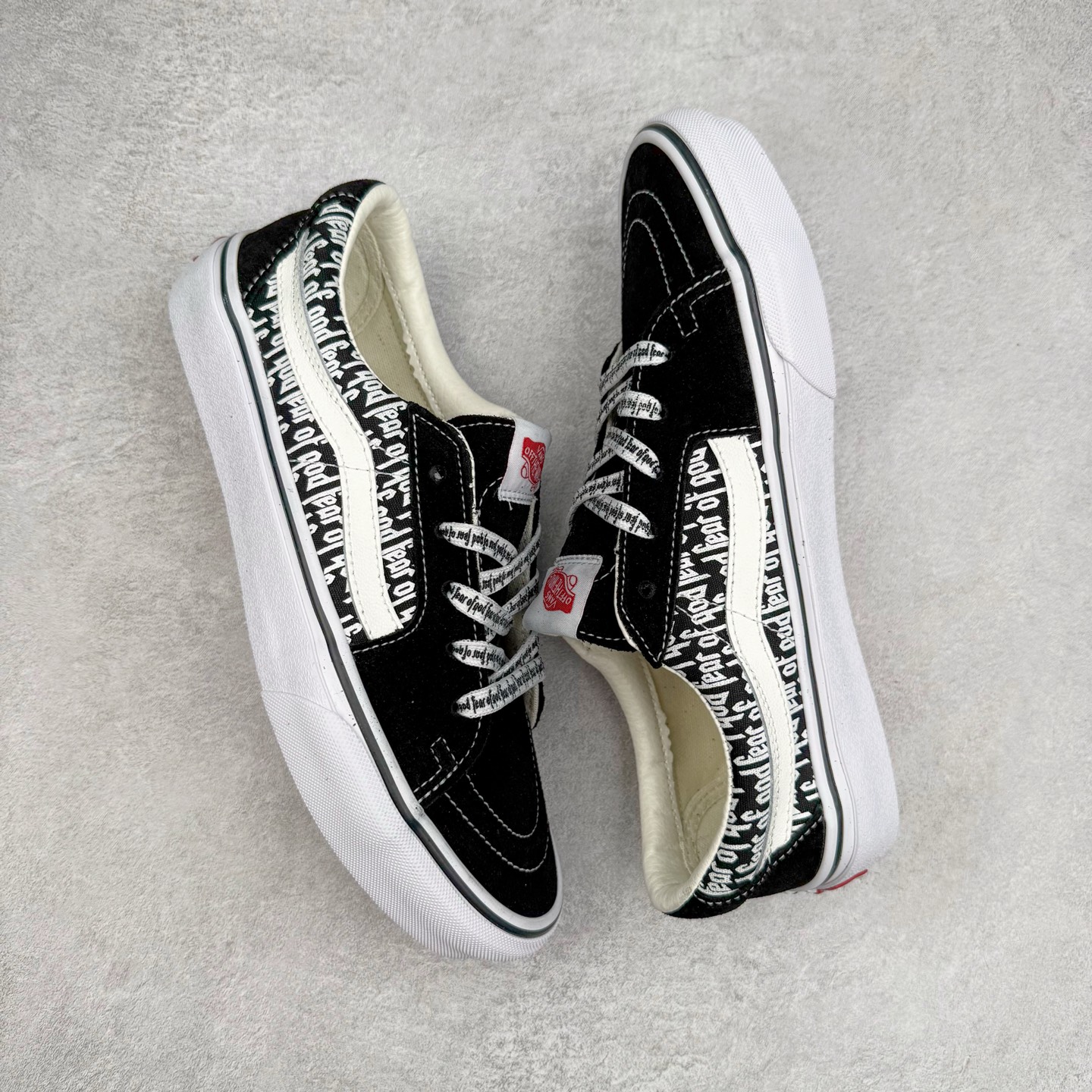 图片[3]-Vans SK8-Low x Fog联名 全新一代 低帮硫化帆布鞋 该鞋款以白线勾勒出整体造型，鞋面采用帆布搭配麂皮材质，鞋身布满Fog黑白字体彰显联名，极具辨识度，上脚百搭不出错。 尺码：35 36 36.5 37 38 38.5 39 40 40.5 41 42 42.5 43 44-选品中心