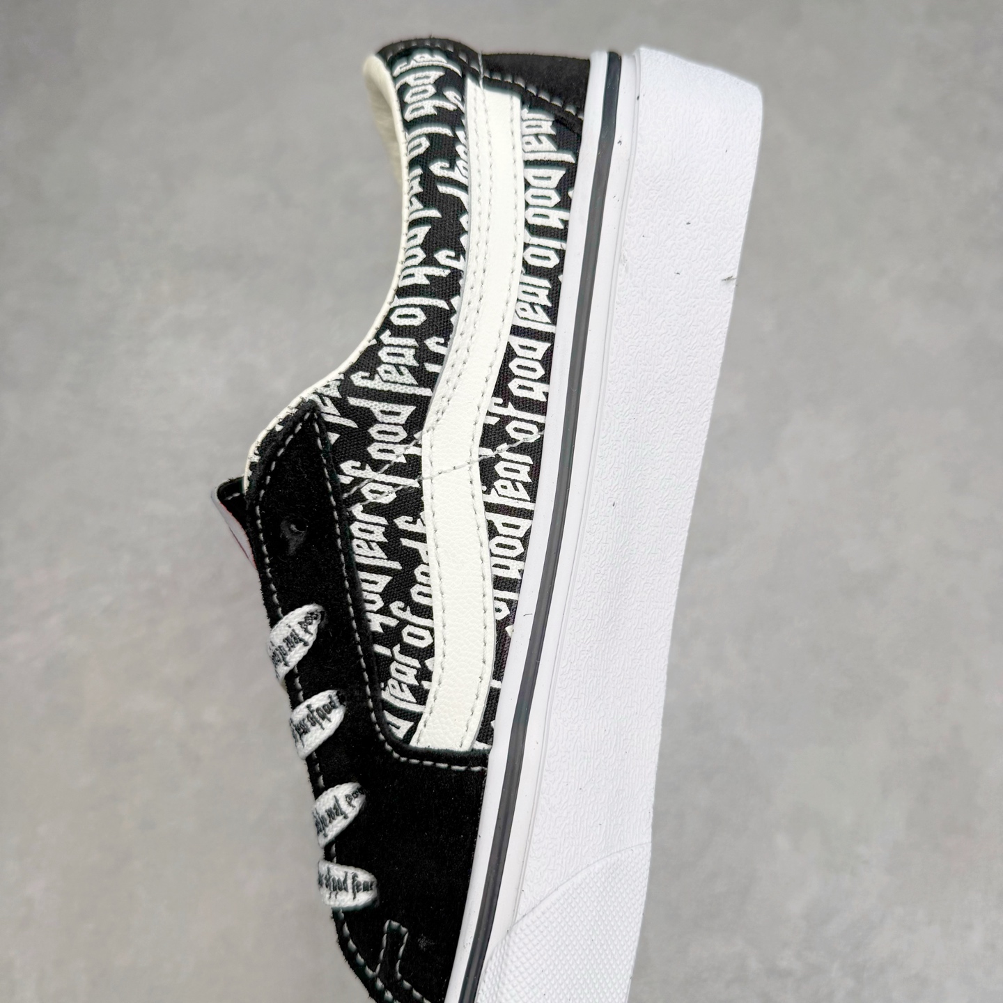 图片[7]-Vans SK8-Low x Fog联名 全新一代 低帮硫化帆布鞋 该鞋款以白线勾勒出整体造型，鞋面采用帆布搭配麂皮材质，鞋身布满Fog黑白字体彰显联名，极具辨识度，上脚百搭不出错。 尺码：35 36 36.5 37 38 38.5 39 40 40.5 41 42 42.5 43 44-选品中心