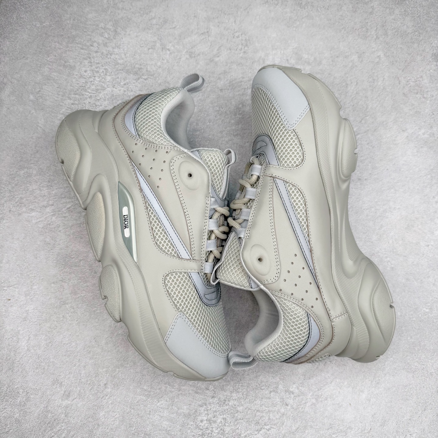图片[3]-Dior 迪奥B22 男款慢跑时装运动鞋 “白色18” 广东原产原楦原纸版数据开发 配置专柜购物袋及配件(配置抗压快递外包牛皮纸壳 采用光滑牛皮革组合网织布面材质 正确吸汗网布贴合海玻璃CD压纹鞋垫独家开发TPU弹力中底组合TR光泽耐韧锯齿橡胶大底 法国高奢时装品牌-迪奥·桀傲/Dior Homme B22 Trainer Sneaker系列复古厚底老爹风休闲运动慢跑鞋“生胶底” 这款单品从复古慢跑鞋汲取灵感。采用厚实的低帮设计，精选牛皮与网眼织物拼接鞋面，搭配黑白相间的刻花橡胶鞋底。侧面带有浮雕“CD”标志装饰。尺码：39 40 41 42 43 44 45 46 47-选品中心