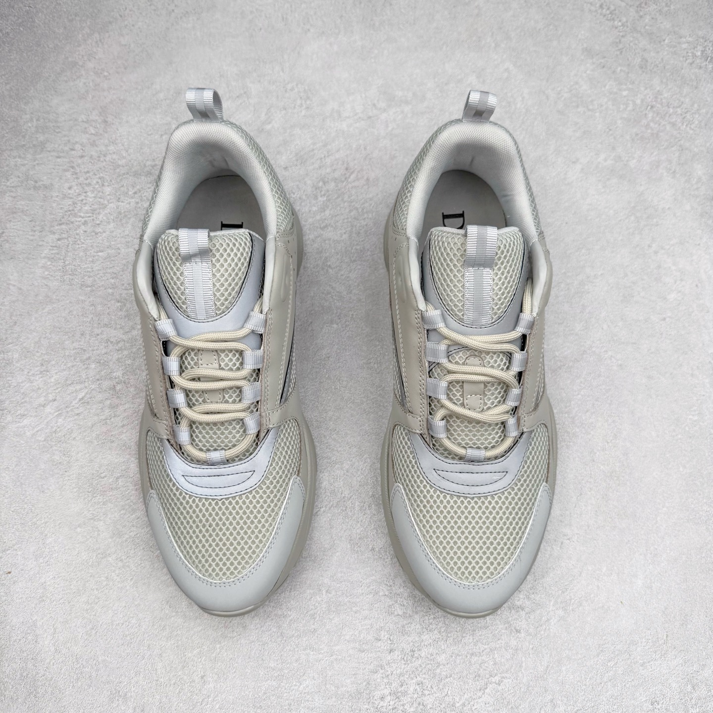 图片[2]-Dior 迪奥B22 男款慢跑时装运动鞋 “白色18” 广东原产原楦原纸版数据开发 配置专柜购物袋及配件(配置抗压快递外包牛皮纸壳 采用光滑牛皮革组合网织布面材质 正确吸汗网布贴合海玻璃CD压纹鞋垫独家开发TPU弹力中底组合TR光泽耐韧锯齿橡胶大底 法国高奢时装品牌-迪奥·桀傲/Dior Homme B22 Trainer Sneaker系列复古厚底老爹风休闲运动慢跑鞋“生胶底” 这款单品从复古慢跑鞋汲取灵感。采用厚实的低帮设计，精选牛皮与网眼织物拼接鞋面，搭配黑白相间的刻花橡胶鞋底。侧面带有浮雕“CD”标志装饰。尺码：39 40 41 42 43 44 45 46 47-选品中心