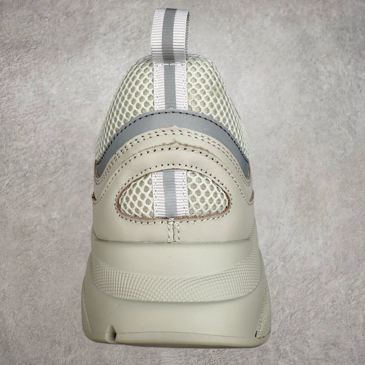 图片[8]-Dior 迪奥B22 男款慢跑时装运动鞋 “白色18” 广东原产原楦原纸版数据开发 配置专柜购物袋及配件(配置抗压快递外包牛皮纸壳 采用光滑牛皮革组合网织布面材质 正确吸汗网布贴合海玻璃CD压纹鞋垫独家开发TPU弹力中底组合TR光泽耐韧锯齿橡胶大底 法国高奢时装品牌-迪奥·桀傲/Dior Homme B22 Trainer Sneaker系列复古厚底老爹风休闲运动慢跑鞋“生胶底” 这款单品从复古慢跑鞋汲取灵感。采用厚实的低帮设计，精选牛皮与网眼织物拼接鞋面，搭配黑白相间的刻花橡胶鞋底。侧面带有浮雕“CD”标志装饰。尺码：39 40 41 42 43 44 45 46 47-选品中心