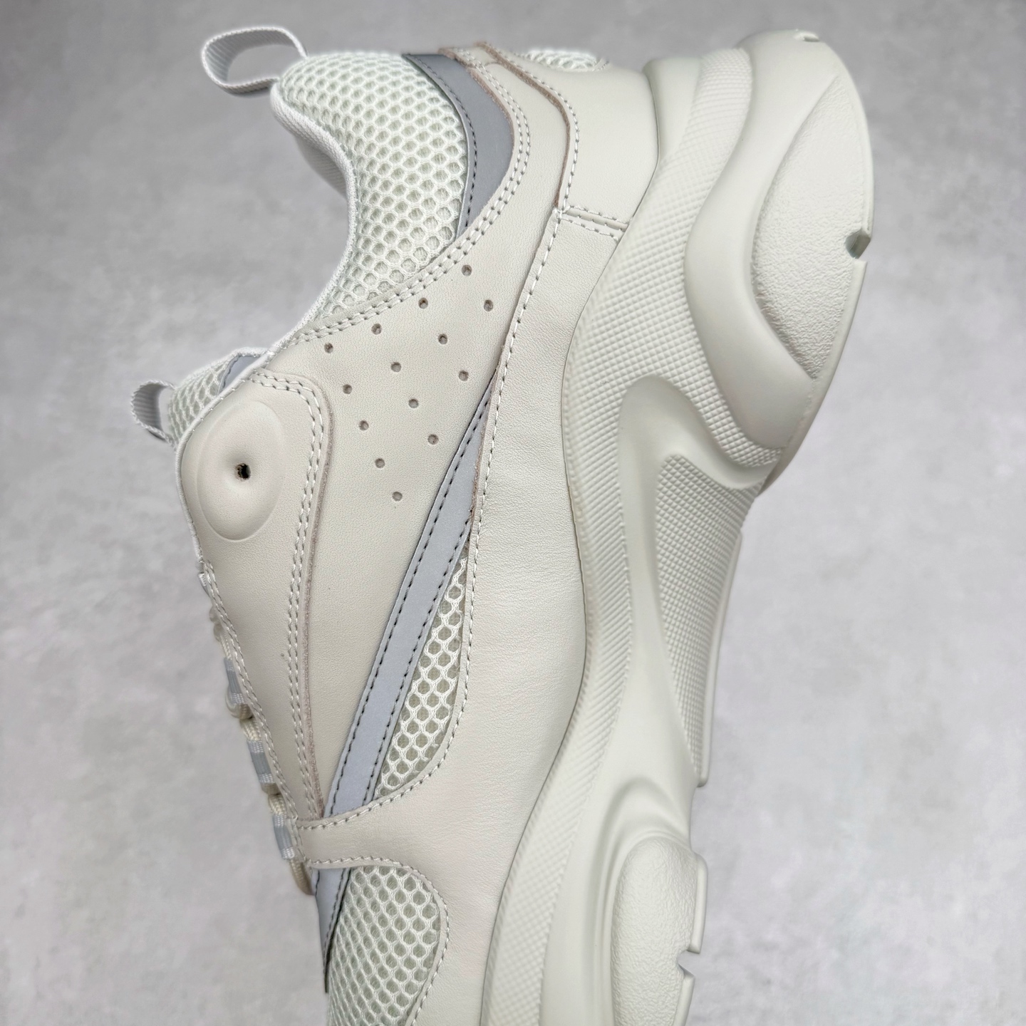 图片[7]-Dior 迪奥B22 男款慢跑时装运动鞋 “白色18” 广东原产原楦原纸版数据开发 配置专柜购物袋及配件(配置抗压快递外包牛皮纸壳 采用光滑牛皮革组合网织布面材质 正确吸汗网布贴合海玻璃CD压纹鞋垫独家开发TPU弹力中底组合TR光泽耐韧锯齿橡胶大底 法国高奢时装品牌-迪奥·桀傲/Dior Homme B22 Trainer Sneaker系列复古厚底老爹风休闲运动慢跑鞋“生胶底” 这款单品从复古慢跑鞋汲取灵感。采用厚实的低帮设计，精选牛皮与网眼织物拼接鞋面，搭配黑白相间的刻花橡胶鞋底。侧面带有浮雕“CD”标志装饰。尺码：39 40 41 42 43 44 45 46 47-选品中心