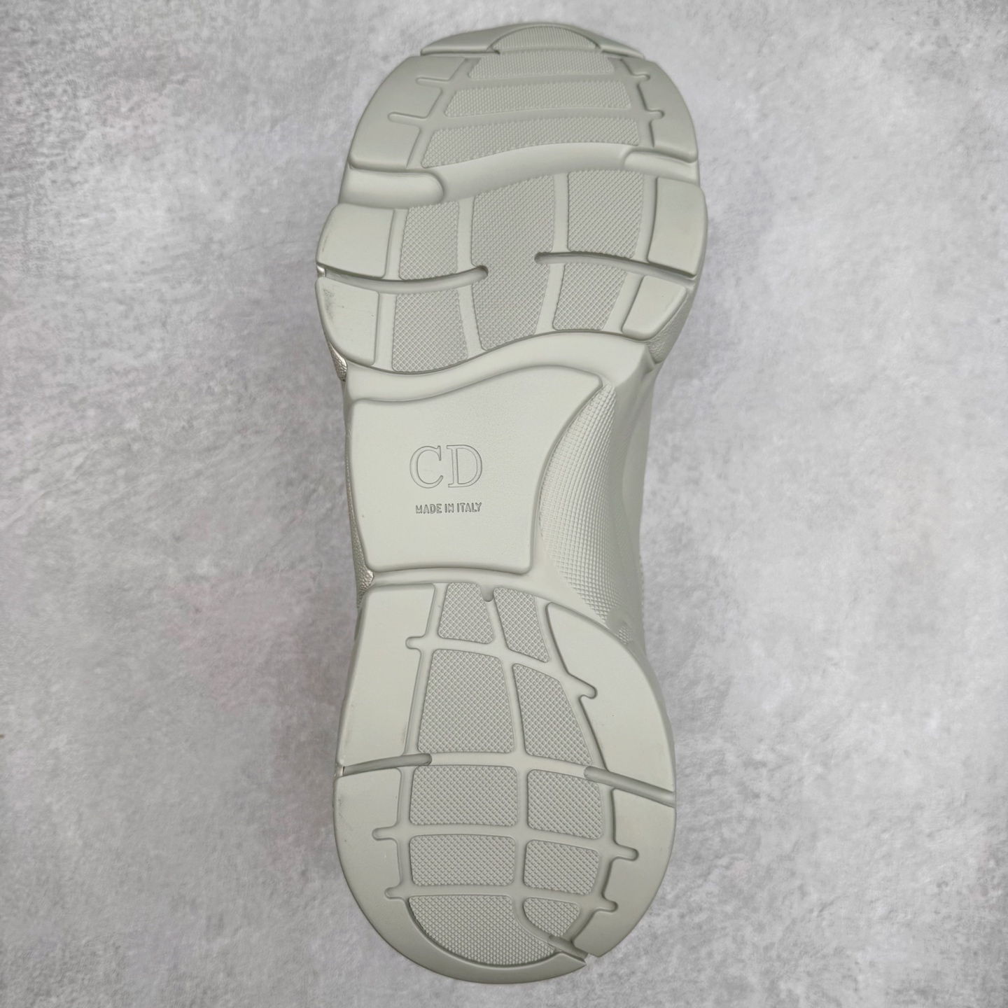 图片[9]-Dior 迪奥B22 男款慢跑时装运动鞋 “白色18” 广东原产原楦原纸版数据开发 配置专柜购物袋及配件(配置抗压快递外包牛皮纸壳 采用光滑牛皮革组合网织布面材质 正确吸汗网布贴合海玻璃CD压纹鞋垫独家开发TPU弹力中底组合TR光泽耐韧锯齿橡胶大底 法国高奢时装品牌-迪奥·桀傲/Dior Homme B22 Trainer Sneaker系列复古厚底老爹风休闲运动慢跑鞋“生胶底” 这款单品从复古慢跑鞋汲取灵感。采用厚实的低帮设计，精选牛皮与网眼织物拼接鞋面，搭配黑白相间的刻花橡胶鞋底。侧面带有浮雕“CD”标志装饰。尺码：39 40 41 42 43 44 45 46 47-选品中心