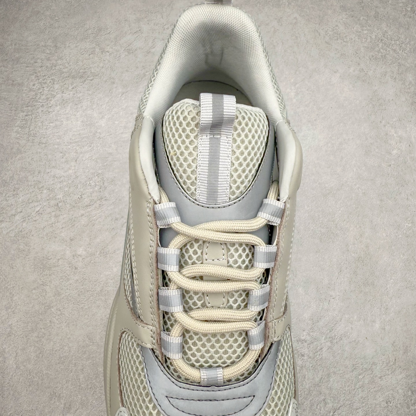 图片[5]-Dior 迪奥B22 男款慢跑时装运动鞋 “白色18” 广东原产原楦原纸版数据开发 配置专柜购物袋及配件(配置抗压快递外包牛皮纸壳 采用光滑牛皮革组合网织布面材质 正确吸汗网布贴合海玻璃CD压纹鞋垫独家开发TPU弹力中底组合TR光泽耐韧锯齿橡胶大底 法国高奢时装品牌-迪奥·桀傲/Dior Homme B22 Trainer Sneaker系列复古厚底老爹风休闲运动慢跑鞋“生胶底” 这款单品从复古慢跑鞋汲取灵感。采用厚实的低帮设计，精选牛皮与网眼织物拼接鞋面，搭配黑白相间的刻花橡胶鞋底。侧面带有浮雕“CD”标志装饰。尺码：39 40 41 42 43 44 45 46 47-选品中心