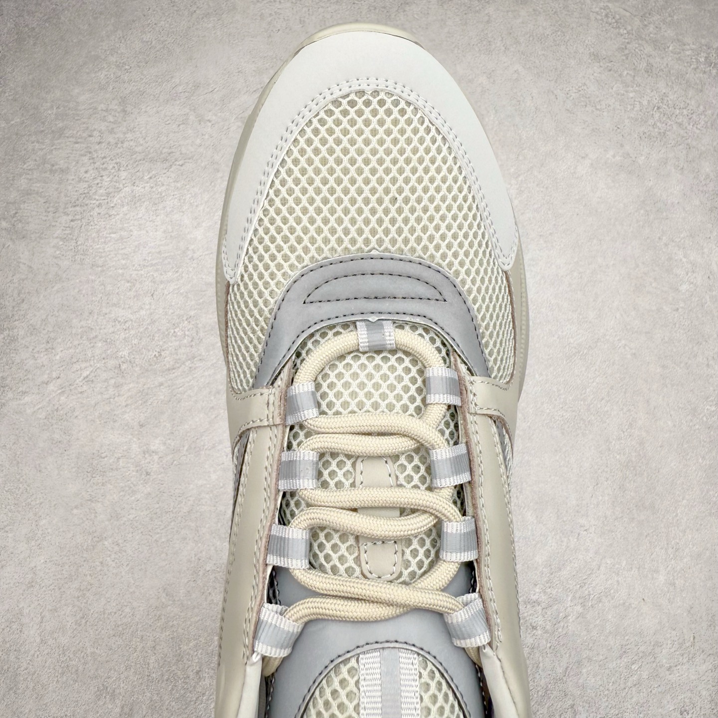 图片[4]-Dior 迪奥B22 男款慢跑时装运动鞋 “白色18” 广东原产原楦原纸版数据开发 配置专柜购物袋及配件(配置抗压快递外包牛皮纸壳 采用光滑牛皮革组合网织布面材质 正确吸汗网布贴合海玻璃CD压纹鞋垫独家开发TPU弹力中底组合TR光泽耐韧锯齿橡胶大底 法国高奢时装品牌-迪奥·桀傲/Dior Homme B22 Trainer Sneaker系列复古厚底老爹风休闲运动慢跑鞋“生胶底” 这款单品从复古慢跑鞋汲取灵感。采用厚实的低帮设计，精选牛皮与网眼织物拼接鞋面，搭配黑白相间的刻花橡胶鞋底。侧面带有浮雕“CD”标志装饰。尺码：39 40 41 42 43 44 45 46 47-选品中心