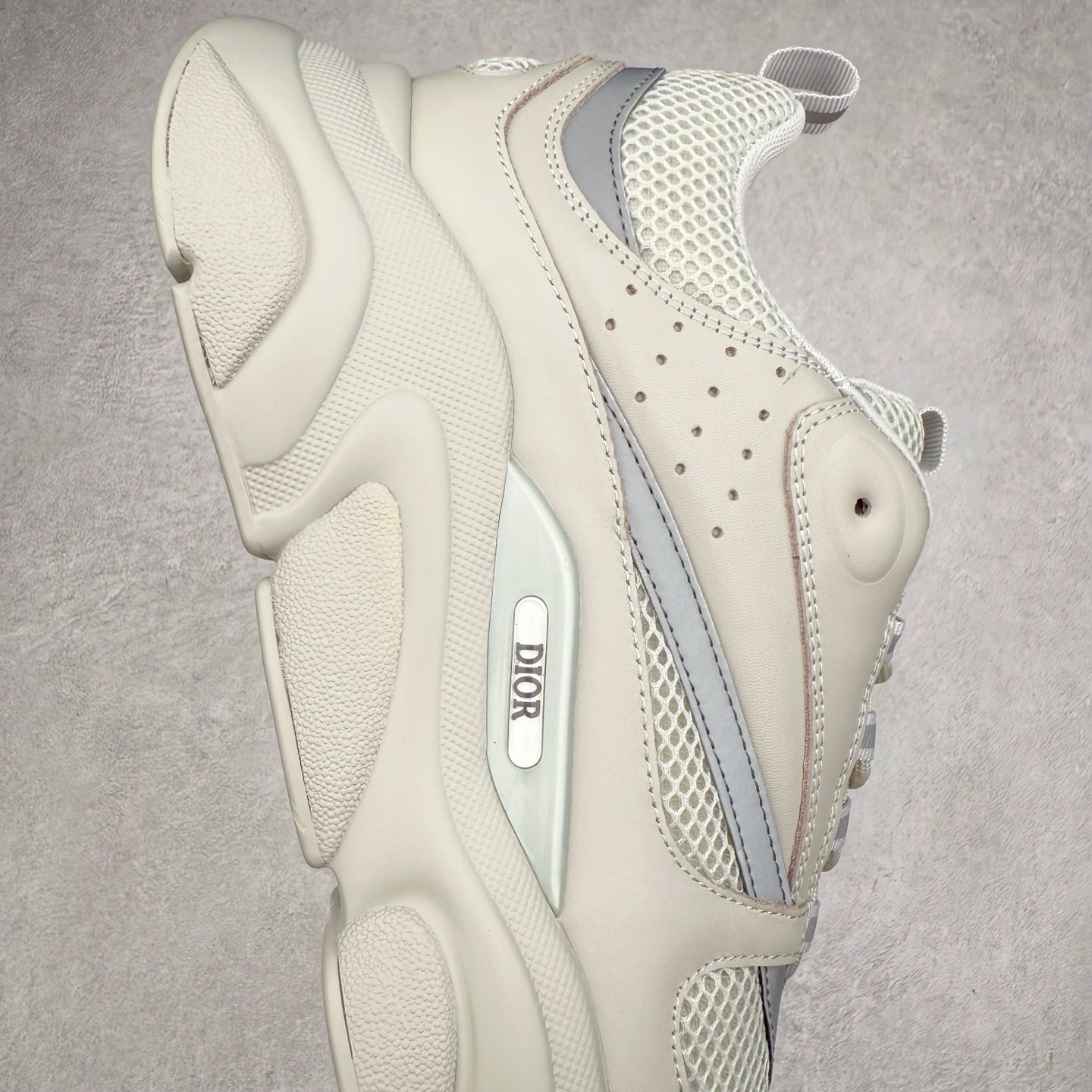 图片[6]-Dior 迪奥B22 男款慢跑时装运动鞋 “白色18” 广东原产原楦原纸版数据开发 配置专柜购物袋及配件(配置抗压快递外包牛皮纸壳 采用光滑牛皮革组合网织布面材质 正确吸汗网布贴合海玻璃CD压纹鞋垫独家开发TPU弹力中底组合TR光泽耐韧锯齿橡胶大底 法国高奢时装品牌-迪奥·桀傲/Dior Homme B22 Trainer Sneaker系列复古厚底老爹风休闲运动慢跑鞋“生胶底” 这款单品从复古慢跑鞋汲取灵感。采用厚实的低帮设计，精选牛皮与网眼织物拼接鞋面，搭配黑白相间的刻花橡胶鞋底。侧面带有浮雕“CD”标志装饰。尺码：39 40 41 42 43 44 45 46 47-选品中心