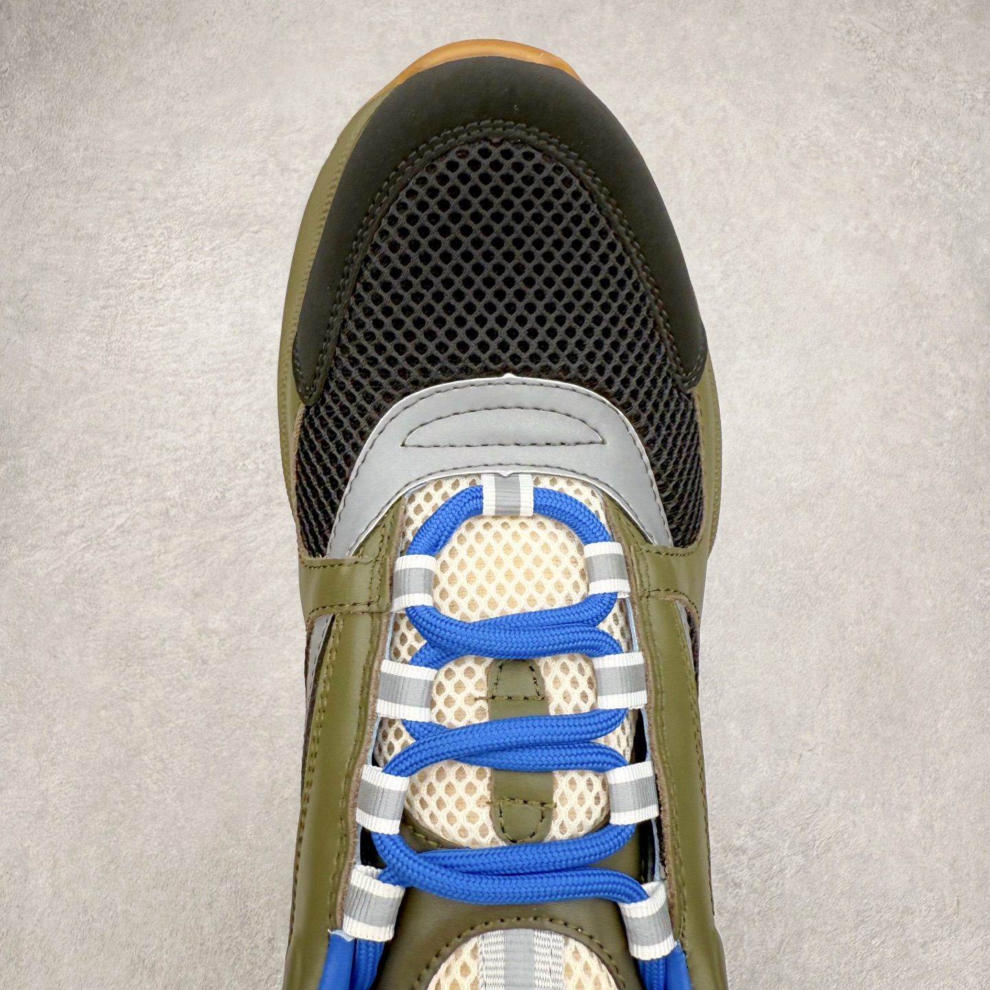 图片[4]-Dior 迪奥B22 男款慢跑时装运动鞋 “白色18” 广东原产原楦原纸版数据开发 配置专柜购物袋及配件(配置抗压快递外包牛皮纸壳 采用光滑牛皮革组合网织布面材质 正确吸汗网布贴合海玻璃CD压纹鞋垫独家开发TPU弹力中底组合TR光泽耐韧锯齿橡胶大底 法国高奢时装品牌-迪奥·桀傲/Dior Homme B22 Trainer Sneaker系列复古厚底老爹风休闲运动慢跑鞋“生胶底” 这款单品从复古慢跑鞋汲取灵感。采用厚实的低帮设计，精选牛皮与网眼织物拼接鞋面，搭配黑白相间的刻花橡胶鞋底。侧面带有浮雕“CD”标志装饰。尺码：39 40 41 42 43 44 45 46 47-选品中心