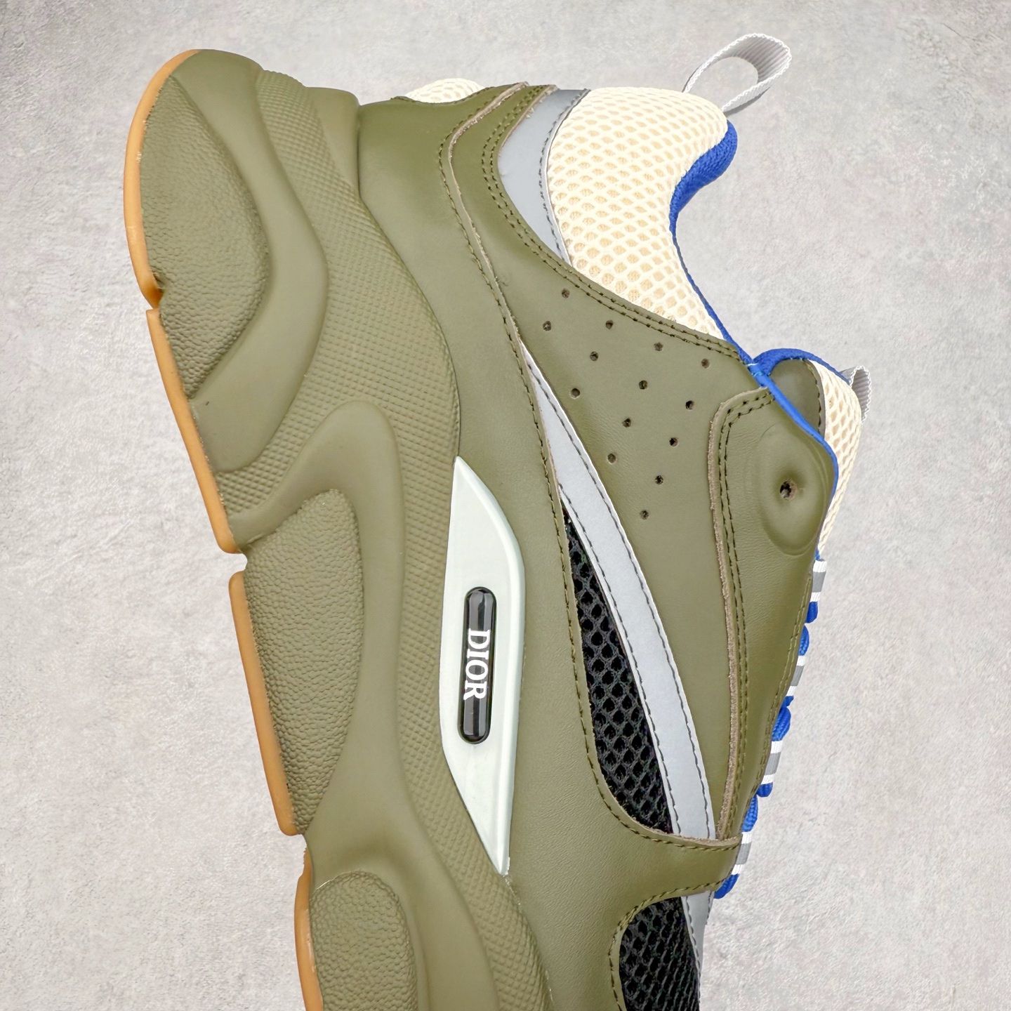 图片[6]-Dior 迪奥B22 男款慢跑时装运动鞋 “白色18” 广东原产原楦原纸版数据开发 配置专柜购物袋及配件(配置抗压快递外包牛皮纸壳 采用光滑牛皮革组合网织布面材质 正确吸汗网布贴合海玻璃CD压纹鞋垫独家开发TPU弹力中底组合TR光泽耐韧锯齿橡胶大底 法国高奢时装品牌-迪奥·桀傲/Dior Homme B22 Trainer Sneaker系列复古厚底老爹风休闲运动慢跑鞋“生胶底” 这款单品从复古慢跑鞋汲取灵感。采用厚实的低帮设计，精选牛皮与网眼织物拼接鞋面，搭配黑白相间的刻花橡胶鞋底。侧面带有浮雕“CD”标志装饰。尺码：39 40 41 42 43 44 45 46 47-选品中心