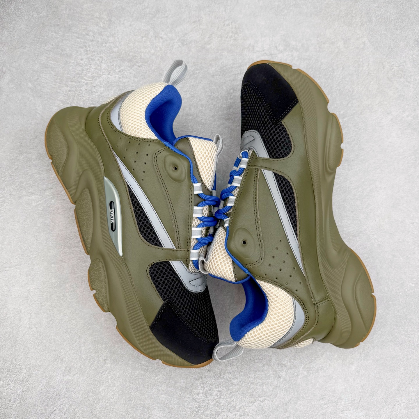 图片[3]-Dior 迪奥B22 男款慢跑时装运动鞋 “白色18” 广东原产原楦原纸版数据开发 配置专柜购物袋及配件(配置抗压快递外包牛皮纸壳 采用光滑牛皮革组合网织布面材质 正确吸汗网布贴合海玻璃CD压纹鞋垫独家开发TPU弹力中底组合TR光泽耐韧锯齿橡胶大底 法国高奢时装品牌-迪奥·桀傲/Dior Homme B22 Trainer Sneaker系列复古厚底老爹风休闲运动慢跑鞋“生胶底” 这款单品从复古慢跑鞋汲取灵感。采用厚实的低帮设计，精选牛皮与网眼织物拼接鞋面，搭配黑白相间的刻花橡胶鞋底。侧面带有浮雕“CD”标志装饰。尺码：39 40 41 42 43 44 45 46 47-选品中心