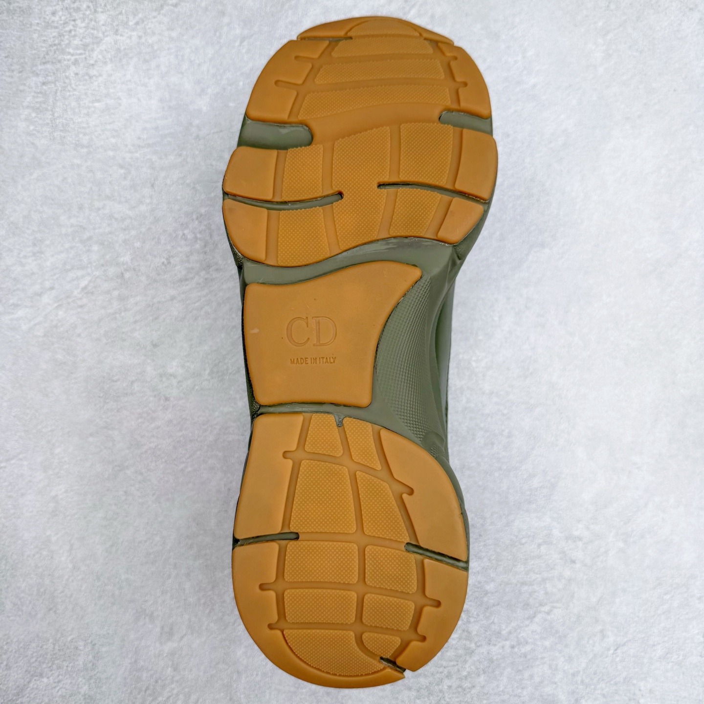 图片[9]-Dior 迪奥B22 男款慢跑时装运动鞋 “白色18” 广东原产原楦原纸版数据开发 配置专柜购物袋及配件(配置抗压快递外包牛皮纸壳 采用光滑牛皮革组合网织布面材质 正确吸汗网布贴合海玻璃CD压纹鞋垫独家开发TPU弹力中底组合TR光泽耐韧锯齿橡胶大底 法国高奢时装品牌-迪奥·桀傲/Dior Homme B22 Trainer Sneaker系列复古厚底老爹风休闲运动慢跑鞋“生胶底” 这款单品从复古慢跑鞋汲取灵感。采用厚实的低帮设计，精选牛皮与网眼织物拼接鞋面，搭配黑白相间的刻花橡胶鞋底。侧面带有浮雕“CD”标志装饰。尺码：39 40 41 42 43 44 45 46 47-选品中心