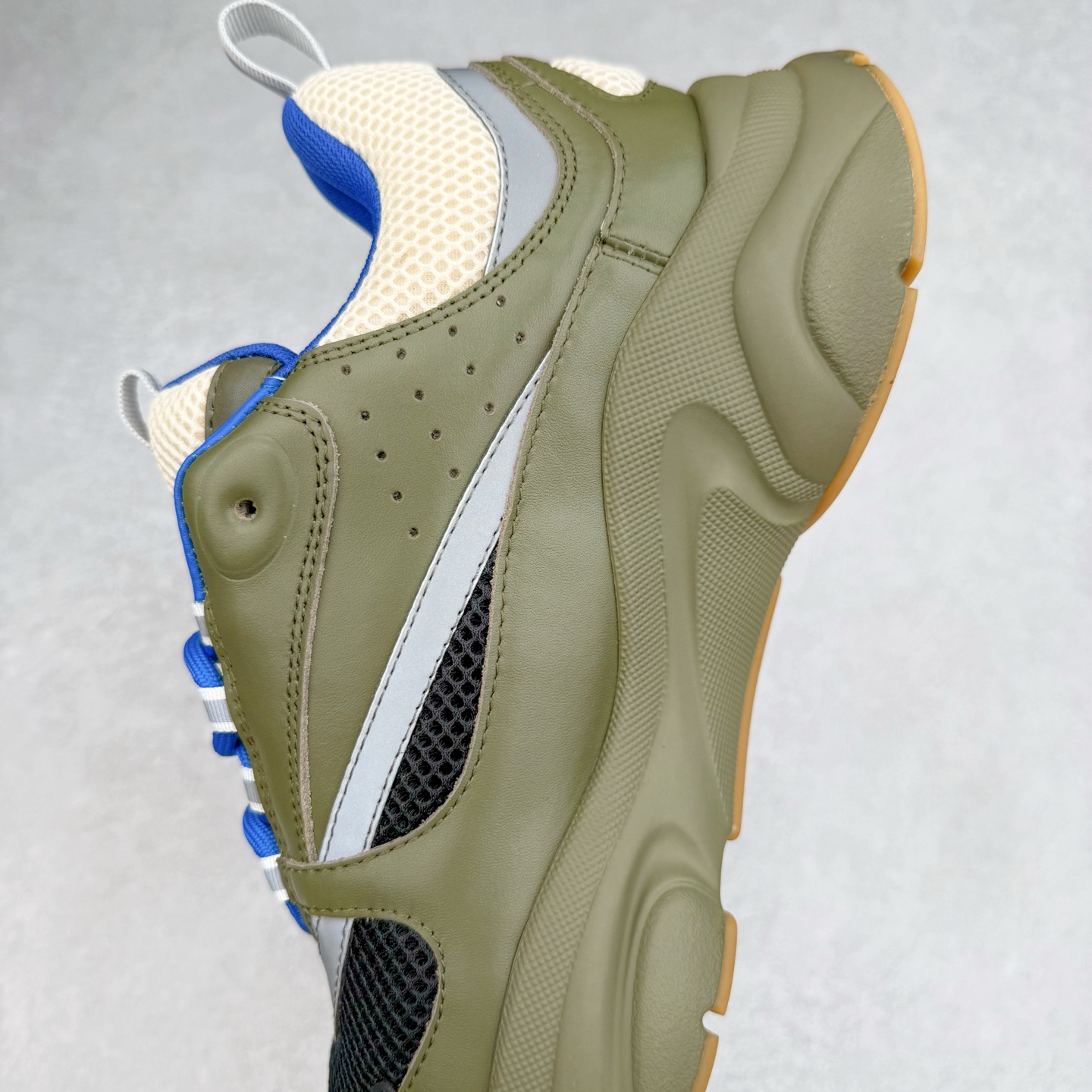 图片[7]-Dior 迪奥B22 男款慢跑时装运动鞋 “白色18” 广东原产原楦原纸版数据开发 配置专柜购物袋及配件(配置抗压快递外包牛皮纸壳 采用光滑牛皮革组合网织布面材质 正确吸汗网布贴合海玻璃CD压纹鞋垫独家开发TPU弹力中底组合TR光泽耐韧锯齿橡胶大底 法国高奢时装品牌-迪奥·桀傲/Dior Homme B22 Trainer Sneaker系列复古厚底老爹风休闲运动慢跑鞋“生胶底” 这款单品从复古慢跑鞋汲取灵感。采用厚实的低帮设计，精选牛皮与网眼织物拼接鞋面，搭配黑白相间的刻花橡胶鞋底。侧面带有浮雕“CD”标志装饰。尺码：39 40 41 42 43 44 45 46 47-选品中心