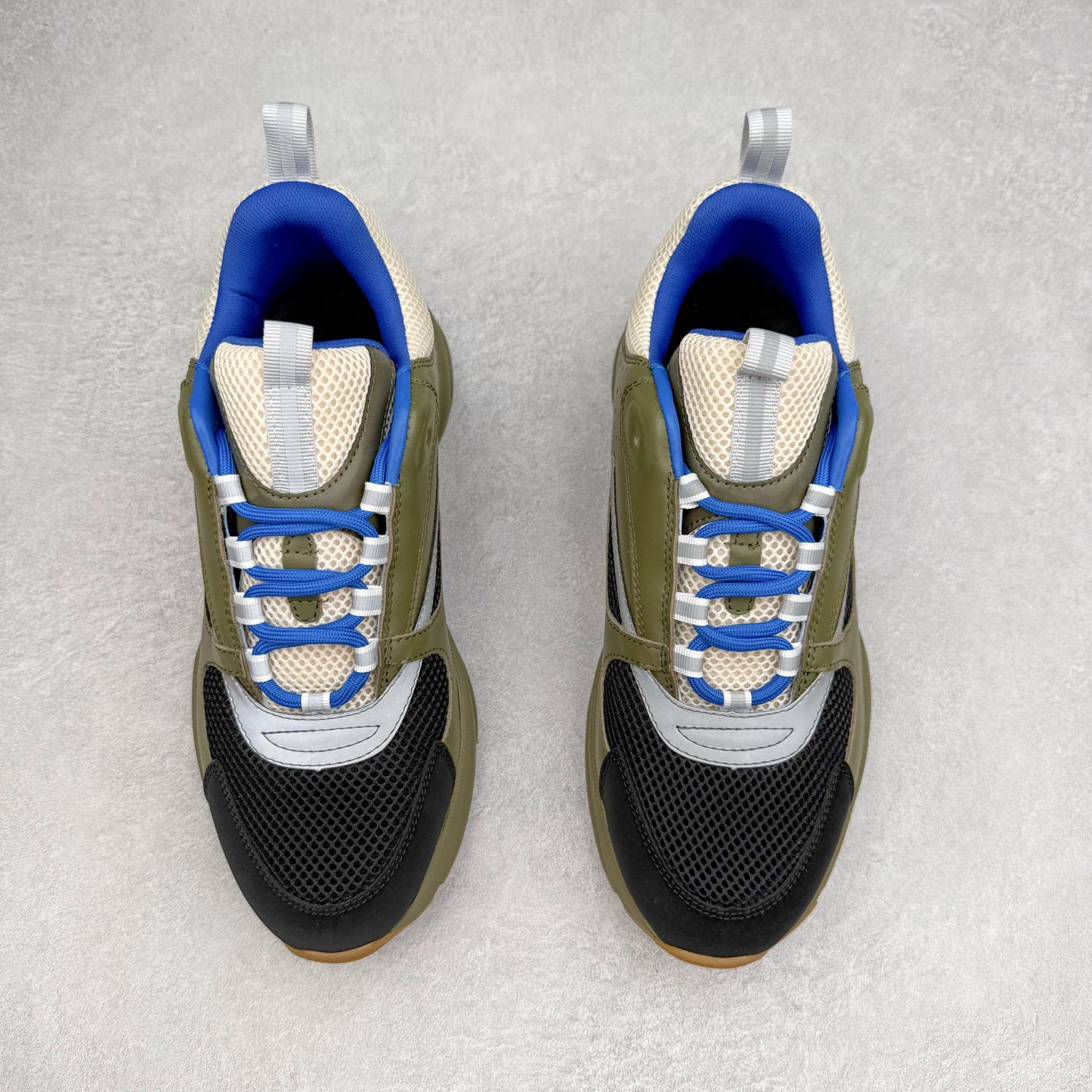 图片[2]-Dior 迪奥B22 男款慢跑时装运动鞋 “白色18” 广东原产原楦原纸版数据开发 配置专柜购物袋及配件(配置抗压快递外包牛皮纸壳 采用光滑牛皮革组合网织布面材质 正确吸汗网布贴合海玻璃CD压纹鞋垫独家开发TPU弹力中底组合TR光泽耐韧锯齿橡胶大底 法国高奢时装品牌-迪奥·桀傲/Dior Homme B22 Trainer Sneaker系列复古厚底老爹风休闲运动慢跑鞋“生胶底” 这款单品从复古慢跑鞋汲取灵感。采用厚实的低帮设计，精选牛皮与网眼织物拼接鞋面，搭配黑白相间的刻花橡胶鞋底。侧面带有浮雕“CD”标志装饰。尺码：39 40 41 42 43 44 45 46 47-选品中心