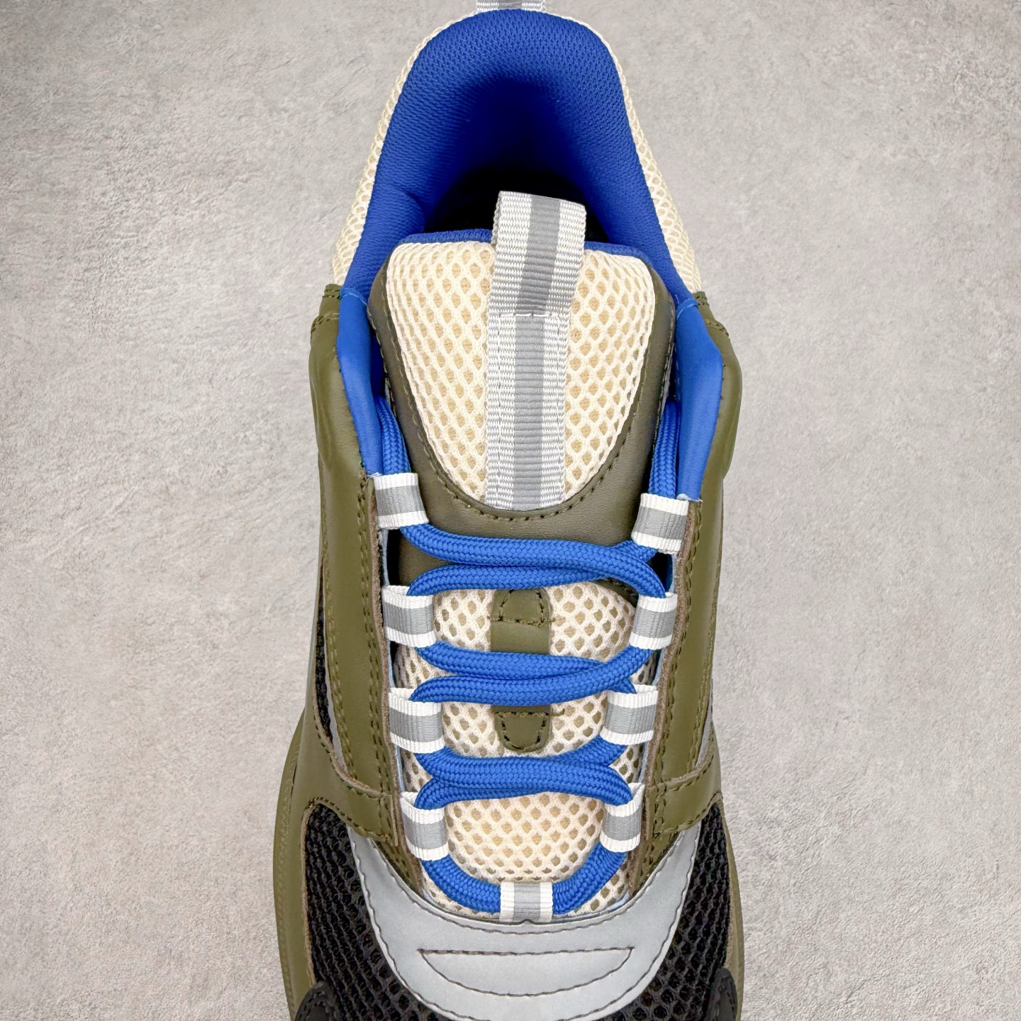 图片[5]-Dior 迪奥B22 男款慢跑时装运动鞋 “白色18” 广东原产原楦原纸版数据开发 配置专柜购物袋及配件(配置抗压快递外包牛皮纸壳 采用光滑牛皮革组合网织布面材质 正确吸汗网布贴合海玻璃CD压纹鞋垫独家开发TPU弹力中底组合TR光泽耐韧锯齿橡胶大底 法国高奢时装品牌-迪奥·桀傲/Dior Homme B22 Trainer Sneaker系列复古厚底老爹风休闲运动慢跑鞋“生胶底” 这款单品从复古慢跑鞋汲取灵感。采用厚实的低帮设计，精选牛皮与网眼织物拼接鞋面，搭配黑白相间的刻花橡胶鞋底。侧面带有浮雕“CD”标志装饰。尺码：39 40 41 42 43 44 45 46 47-选品中心