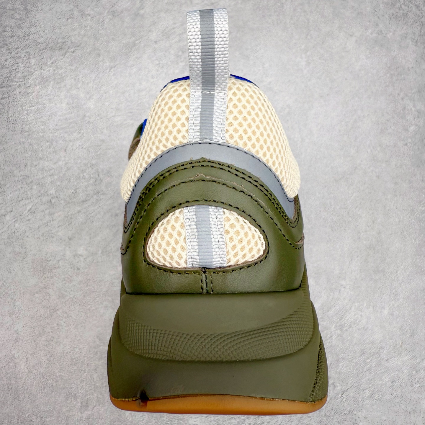 图片[8]-Dior 迪奥B22 男款慢跑时装运动鞋 “白色18” 广东原产原楦原纸版数据开发 配置专柜购物袋及配件(配置抗压快递外包牛皮纸壳 采用光滑牛皮革组合网织布面材质 正确吸汗网布贴合海玻璃CD压纹鞋垫独家开发TPU弹力中底组合TR光泽耐韧锯齿橡胶大底 法国高奢时装品牌-迪奥·桀傲/Dior Homme B22 Trainer Sneaker系列复古厚底老爹风休闲运动慢跑鞋“生胶底” 这款单品从复古慢跑鞋汲取灵感。采用厚实的低帮设计，精选牛皮与网眼织物拼接鞋面，搭配黑白相间的刻花橡胶鞋底。侧面带有浮雕“CD”标志装饰。尺码：39 40 41 42 43 44 45 46 47-选品中心