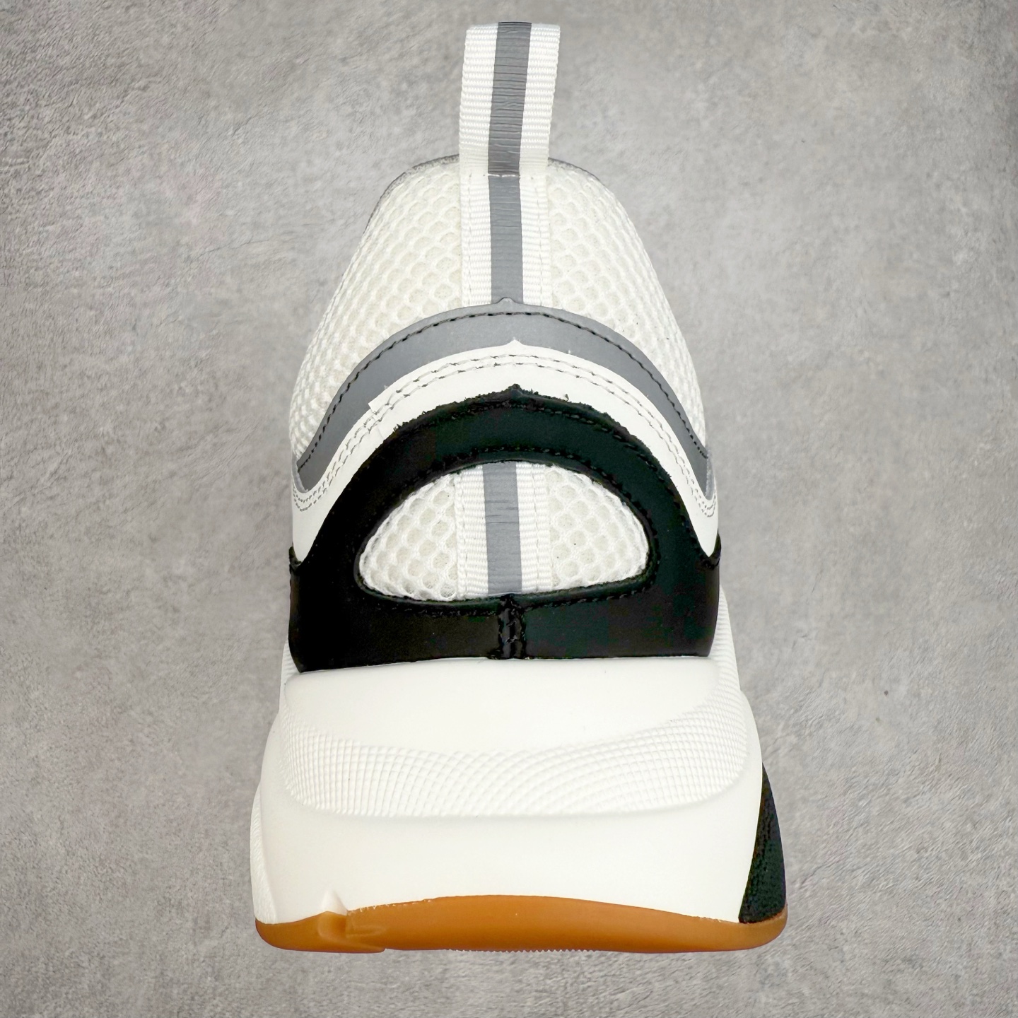 图片[8]-Dior 迪奥B22 男款慢跑时装运动鞋 “白色18” 广东原产原楦原纸版数据开发 配置专柜购物袋及配件(配置抗压快递外包牛皮纸壳 采用光滑牛皮革组合网织布面材质 正确吸汗网布贴合海玻璃CD压纹鞋垫独家开发TPU弹力中底组合TR光泽耐韧锯齿橡胶大底 法国高奢时装品牌-迪奥·桀傲/Dior Homme B22 Trainer Sneaker系列复古厚底老爹风休闲运动慢跑鞋“生胶底” 这款单品从复古慢跑鞋汲取灵感。采用厚实的低帮设计，精选牛皮与网眼织物拼接鞋面，搭配黑白相间的刻花橡胶鞋底。侧面带有浮雕“CD”标志装饰。尺码：39 40 41 42 43 44 45 46 47-选品中心