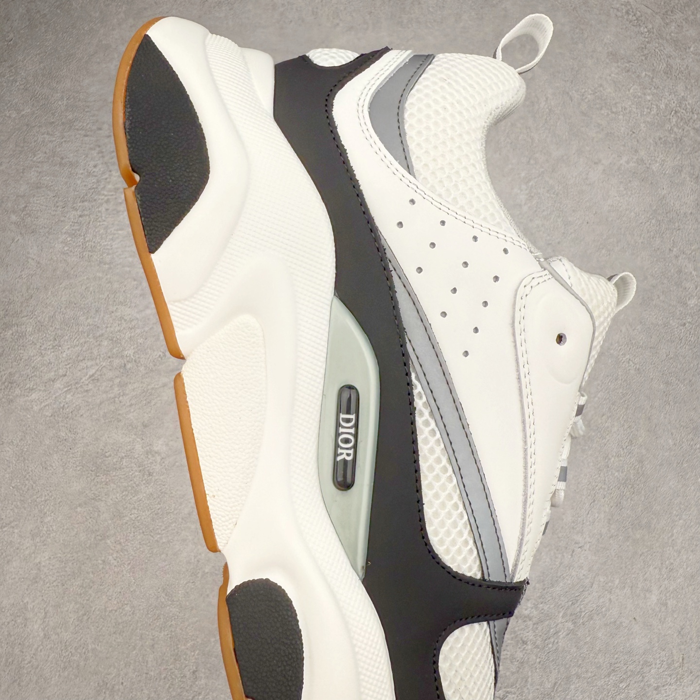 图片[6]-Dior 迪奥B22 男款慢跑时装运动鞋 “白色18” 广东原产原楦原纸版数据开发 配置专柜购物袋及配件(配置抗压快递外包牛皮纸壳 采用光滑牛皮革组合网织布面材质 正确吸汗网布贴合海玻璃CD压纹鞋垫独家开发TPU弹力中底组合TR光泽耐韧锯齿橡胶大底 法国高奢时装品牌-迪奥·桀傲/Dior Homme B22 Trainer Sneaker系列复古厚底老爹风休闲运动慢跑鞋“生胶底” 这款单品从复古慢跑鞋汲取灵感。采用厚实的低帮设计，精选牛皮与网眼织物拼接鞋面，搭配黑白相间的刻花橡胶鞋底。侧面带有浮雕“CD”标志装饰。尺码：39 40 41 42 43 44 45 46 47-选品中心