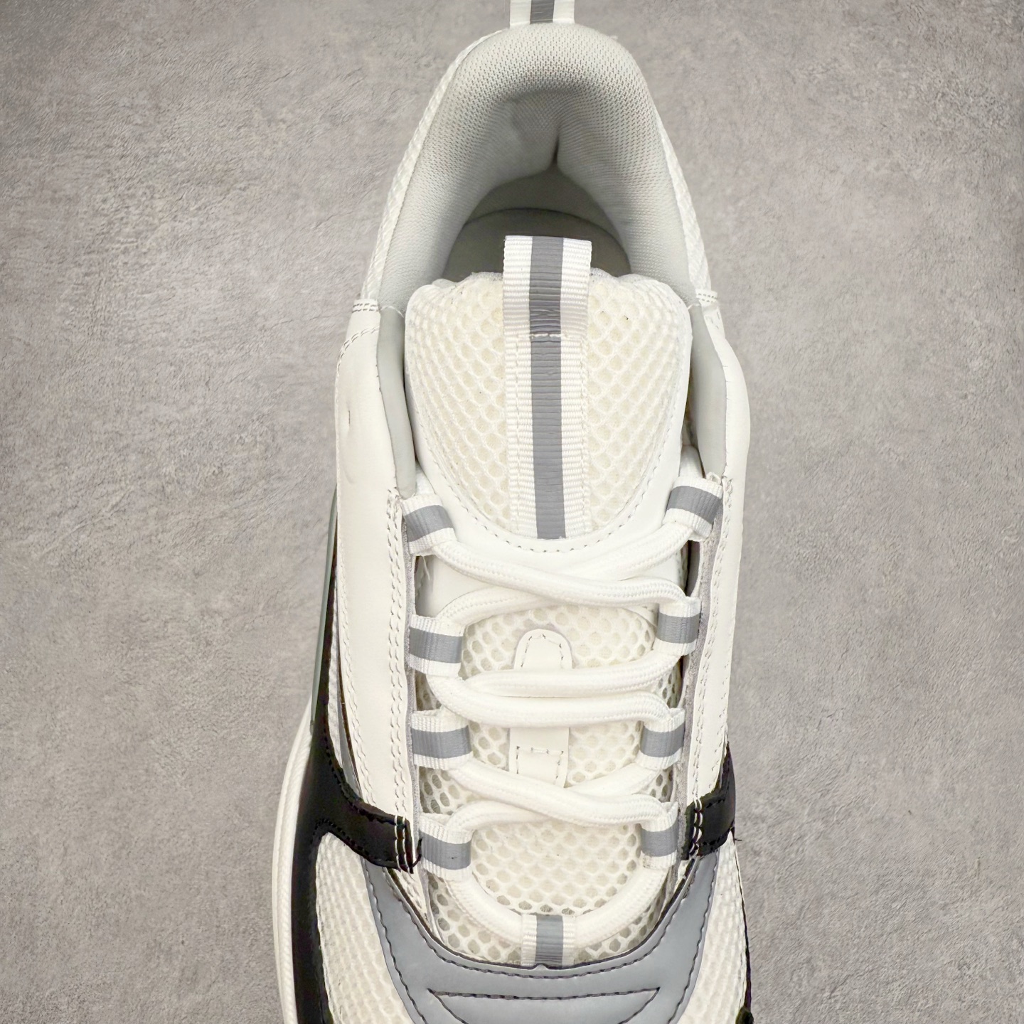 图片[5]-Dior 迪奥B22 男款慢跑时装运动鞋 “白色18” 广东原产原楦原纸版数据开发 配置专柜购物袋及配件(配置抗压快递外包牛皮纸壳 采用光滑牛皮革组合网织布面材质 正确吸汗网布贴合海玻璃CD压纹鞋垫独家开发TPU弹力中底组合TR光泽耐韧锯齿橡胶大底 法国高奢时装品牌-迪奥·桀傲/Dior Homme B22 Trainer Sneaker系列复古厚底老爹风休闲运动慢跑鞋“生胶底” 这款单品从复古慢跑鞋汲取灵感。采用厚实的低帮设计，精选牛皮与网眼织物拼接鞋面，搭配黑白相间的刻花橡胶鞋底。侧面带有浮雕“CD”标志装饰。尺码：39 40 41 42 43 44 45 46 47-选品中心