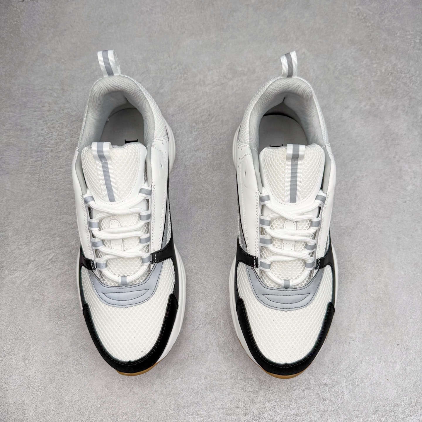 图片[2]-Dior 迪奥B22 男款慢跑时装运动鞋 “白色18” 广东原产原楦原纸版数据开发 配置专柜购物袋及配件(配置抗压快递外包牛皮纸壳 采用光滑牛皮革组合网织布面材质 正确吸汗网布贴合海玻璃CD压纹鞋垫独家开发TPU弹力中底组合TR光泽耐韧锯齿橡胶大底 法国高奢时装品牌-迪奥·桀傲/Dior Homme B22 Trainer Sneaker系列复古厚底老爹风休闲运动慢跑鞋“生胶底” 这款单品从复古慢跑鞋汲取灵感。采用厚实的低帮设计，精选牛皮与网眼织物拼接鞋面，搭配黑白相间的刻花橡胶鞋底。侧面带有浮雕“CD”标志装饰。尺码：39 40 41 42 43 44 45 46 47-选品中心