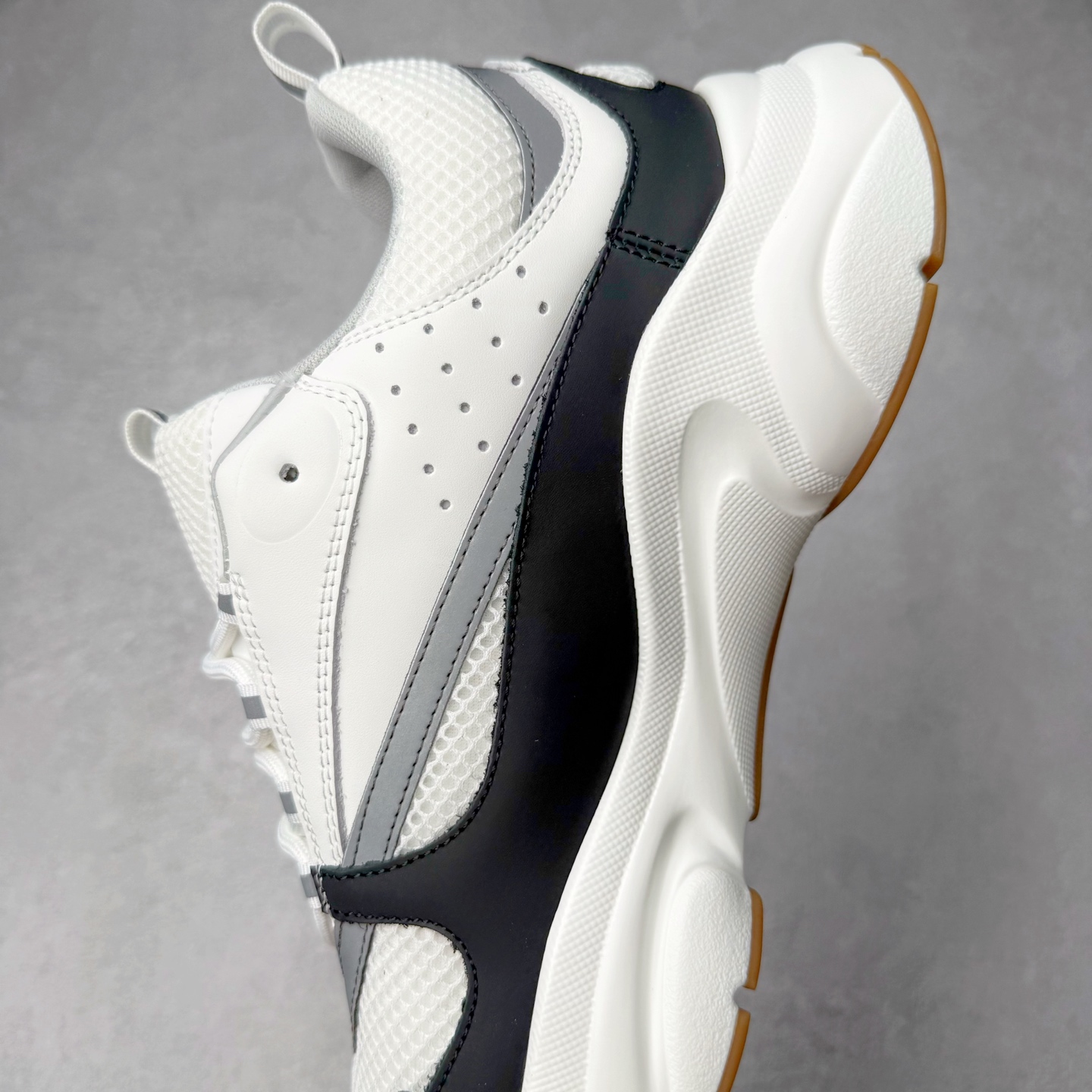 图片[7]-Dior 迪奥B22 男款慢跑时装运动鞋 “白色18” 广东原产原楦原纸版数据开发 配置专柜购物袋及配件(配置抗压快递外包牛皮纸壳 采用光滑牛皮革组合网织布面材质 正确吸汗网布贴合海玻璃CD压纹鞋垫独家开发TPU弹力中底组合TR光泽耐韧锯齿橡胶大底 法国高奢时装品牌-迪奥·桀傲/Dior Homme B22 Trainer Sneaker系列复古厚底老爹风休闲运动慢跑鞋“生胶底” 这款单品从复古慢跑鞋汲取灵感。采用厚实的低帮设计，精选牛皮与网眼织物拼接鞋面，搭配黑白相间的刻花橡胶鞋底。侧面带有浮雕“CD”标志装饰。尺码：39 40 41 42 43 44 45 46 47-选品中心