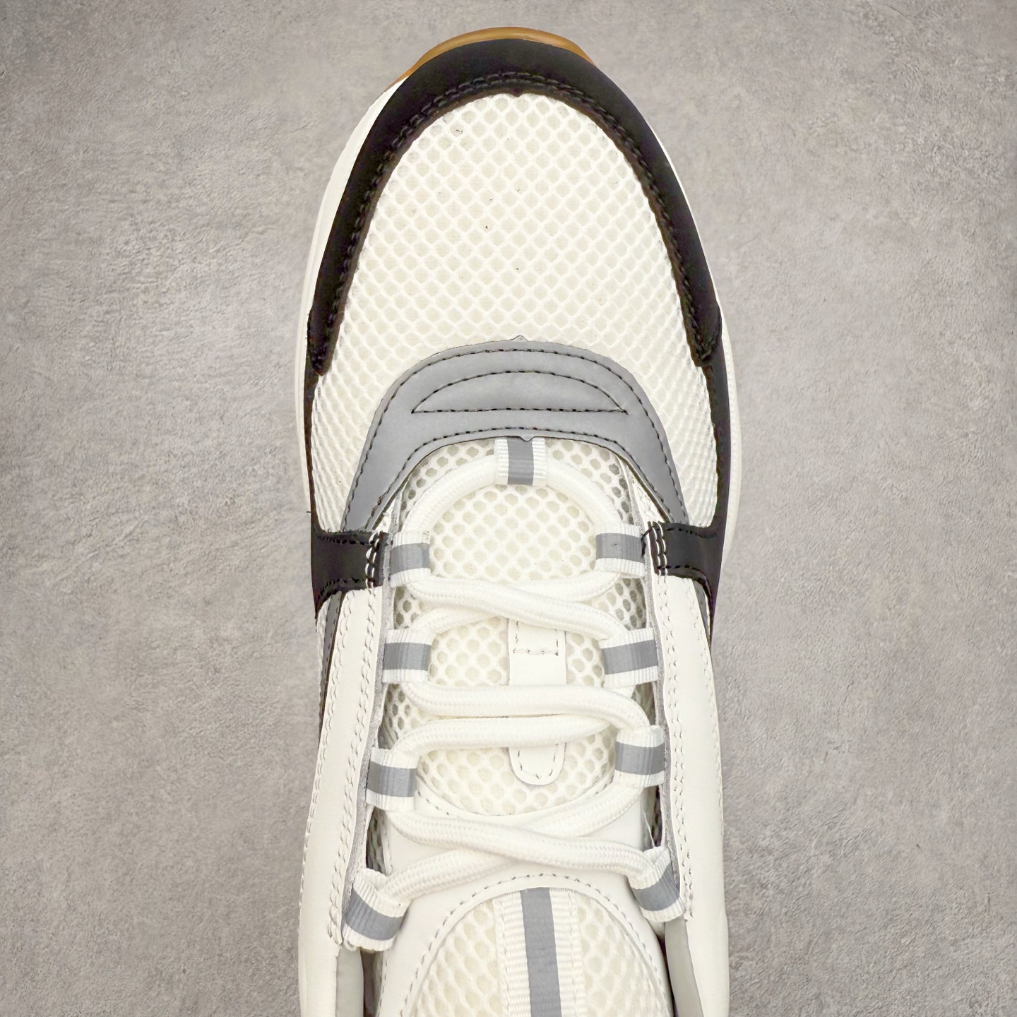 图片[4]-Dior 迪奥B22 男款慢跑时装运动鞋 “白色18” 广东原产原楦原纸版数据开发 配置专柜购物袋及配件(配置抗压快递外包牛皮纸壳 采用光滑牛皮革组合网织布面材质 正确吸汗网布贴合海玻璃CD压纹鞋垫独家开发TPU弹力中底组合TR光泽耐韧锯齿橡胶大底 法国高奢时装品牌-迪奥·桀傲/Dior Homme B22 Trainer Sneaker系列复古厚底老爹风休闲运动慢跑鞋“生胶底” 这款单品从复古慢跑鞋汲取灵感。采用厚实的低帮设计，精选牛皮与网眼织物拼接鞋面，搭配黑白相间的刻花橡胶鞋底。侧面带有浮雕“CD”标志装饰。尺码：39 40 41 42 43 44 45 46 47-选品中心