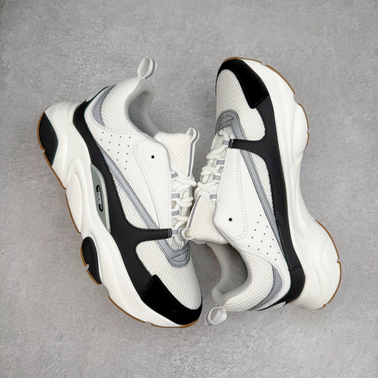 图片[3]-Dior 迪奥B22 男款慢跑时装运动鞋 “白色18” 广东原产原楦原纸版数据开发 配置专柜购物袋及配件(配置抗压快递外包牛皮纸壳 采用光滑牛皮革组合网织布面材质 正确吸汗网布贴合海玻璃CD压纹鞋垫独家开发TPU弹力中底组合TR光泽耐韧锯齿橡胶大底 法国高奢时装品牌-迪奥·桀傲/Dior Homme B22 Trainer Sneaker系列复古厚底老爹风休闲运动慢跑鞋“生胶底” 这款单品从复古慢跑鞋汲取灵感。采用厚实的低帮设计，精选牛皮与网眼织物拼接鞋面，搭配黑白相间的刻花橡胶鞋底。侧面带有浮雕“CD”标志装饰。尺码：39 40 41 42 43 44 45 46 47-选品中心