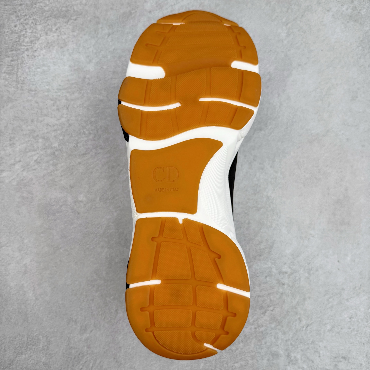 图片[9]-Dior 迪奥B22 男款慢跑时装运动鞋 “白色18” 广东原产原楦原纸版数据开发 配置专柜购物袋及配件(配置抗压快递外包牛皮纸壳 采用光滑牛皮革组合网织布面材质 正确吸汗网布贴合海玻璃CD压纹鞋垫独家开发TPU弹力中底组合TR光泽耐韧锯齿橡胶大底 法国高奢时装品牌-迪奥·桀傲/Dior Homme B22 Trainer Sneaker系列复古厚底老爹风休闲运动慢跑鞋“生胶底” 这款单品从复古慢跑鞋汲取灵感。采用厚实的低帮设计，精选牛皮与网眼织物拼接鞋面，搭配黑白相间的刻花橡胶鞋底。侧面带有浮雕“CD”标志装饰。尺码：39 40 41 42 43 44 45 46 47-选品中心