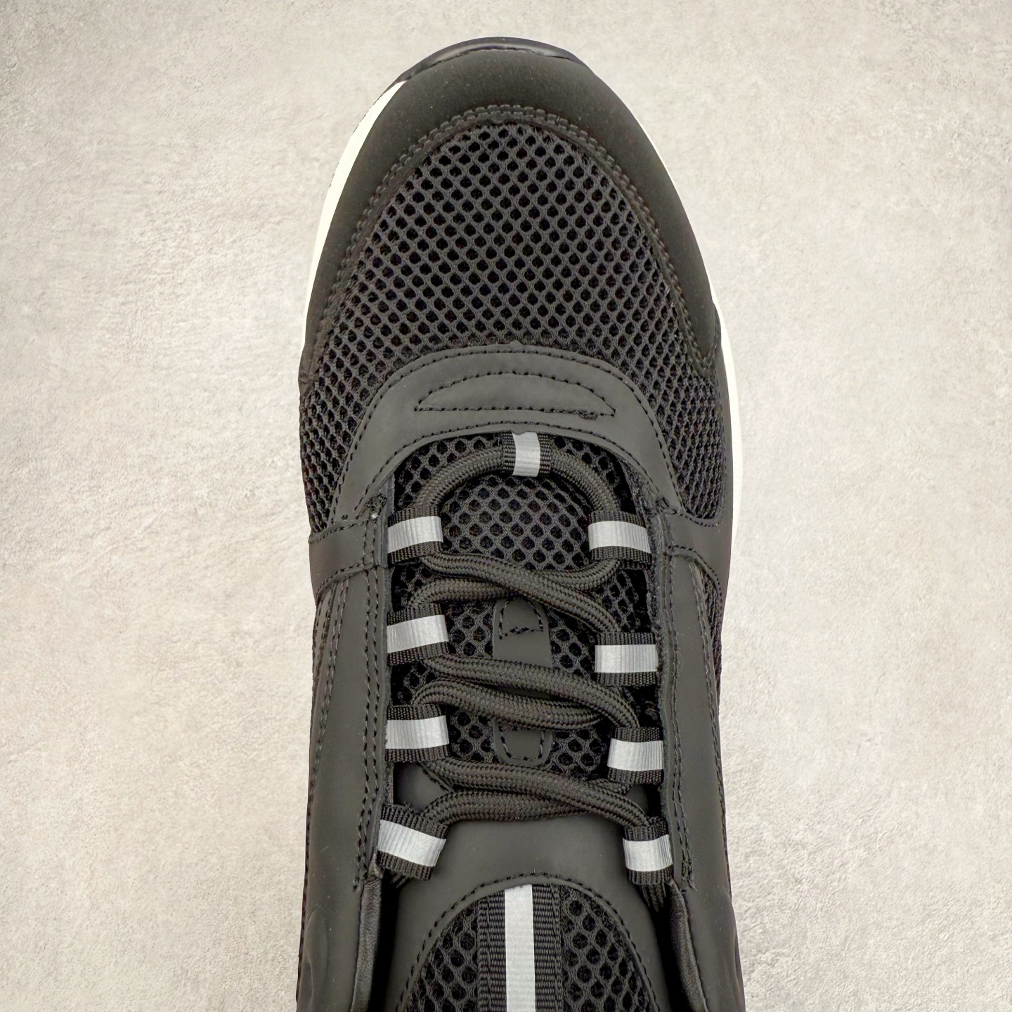 图片[4]-Dior 迪奥B22 男款慢跑时装运动鞋 “白色18” 广东原产原楦原纸版数据开发 配置专柜购物袋及配件(配置抗压快递外包牛皮纸壳 采用光滑牛皮革组合网织布面材质 正确吸汗网布贴合海玻璃CD压纹鞋垫独家开发TPU弹力中底组合TR光泽耐韧锯齿橡胶大底 法国高奢时装品牌-迪奥·桀傲/Dior Homme B22 Trainer Sneaker系列复古厚底老爹风休闲运动慢跑鞋“生胶底” 这款单品从复古慢跑鞋汲取灵感。采用厚实的低帮设计，精选牛皮与网眼织物拼接鞋面，搭配黑白相间的刻花橡胶鞋底。侧面带有浮雕“CD”标志装饰。尺码：39 40 41 42 43 44 45 46 47-选品中心