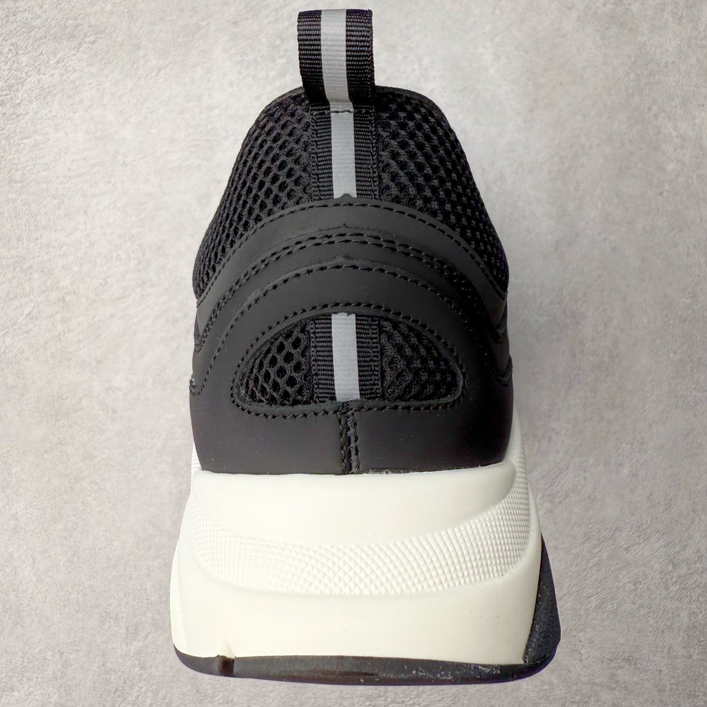 图片[8]-Dior 迪奥B22 男款慢跑时装运动鞋 “白色18” 广东原产原楦原纸版数据开发 配置专柜购物袋及配件(配置抗压快递外包牛皮纸壳 采用光滑牛皮革组合网织布面材质 正确吸汗网布贴合海玻璃CD压纹鞋垫独家开发TPU弹力中底组合TR光泽耐韧锯齿橡胶大底 法国高奢时装品牌-迪奥·桀傲/Dior Homme B22 Trainer Sneaker系列复古厚底老爹风休闲运动慢跑鞋“生胶底” 这款单品从复古慢跑鞋汲取灵感。采用厚实的低帮设计，精选牛皮与网眼织物拼接鞋面，搭配黑白相间的刻花橡胶鞋底。侧面带有浮雕“CD”标志装饰。尺码：39 40 41 42 43 44 45 46 47-选品中心