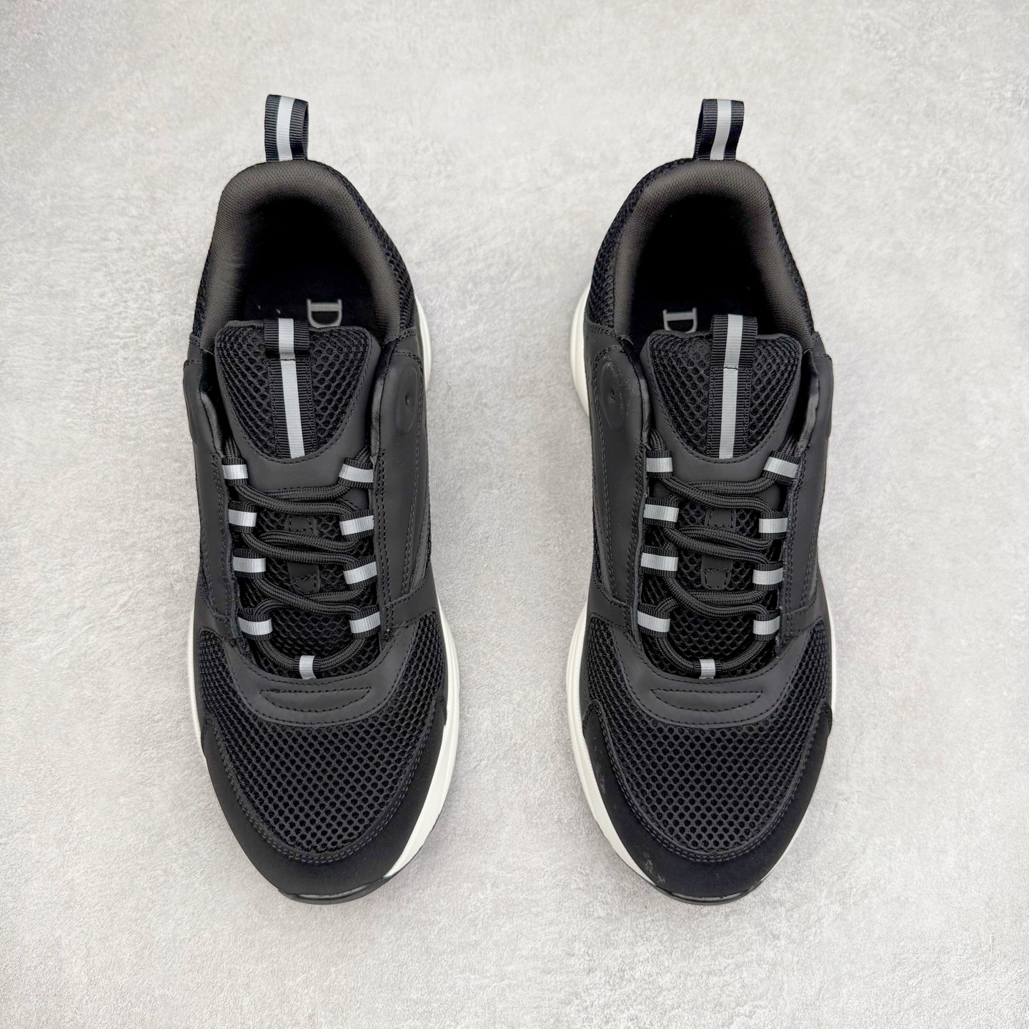 图片[2]-Dior 迪奥B22 男款慢跑时装运动鞋 “白色18” 广东原产原楦原纸版数据开发 配置专柜购物袋及配件(配置抗压快递外包牛皮纸壳 采用光滑牛皮革组合网织布面材质 正确吸汗网布贴合海玻璃CD压纹鞋垫独家开发TPU弹力中底组合TR光泽耐韧锯齿橡胶大底 法国高奢时装品牌-迪奥·桀傲/Dior Homme B22 Trainer Sneaker系列复古厚底老爹风休闲运动慢跑鞋“生胶底” 这款单品从复古慢跑鞋汲取灵感。采用厚实的低帮设计，精选牛皮与网眼织物拼接鞋面，搭配黑白相间的刻花橡胶鞋底。侧面带有浮雕“CD”标志装饰。尺码：39 40 41 42 43 44 45 46 47-选品中心