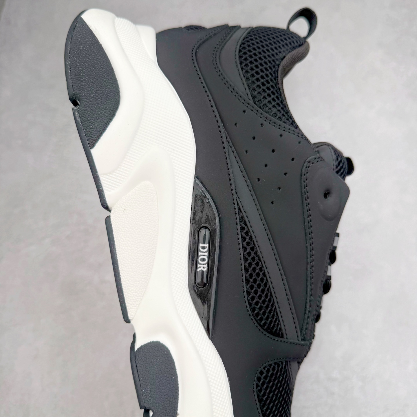 图片[6]-Dior 迪奥B22 男款慢跑时装运动鞋 “白色18” 广东原产原楦原纸版数据开发 配置专柜购物袋及配件(配置抗压快递外包牛皮纸壳 采用光滑牛皮革组合网织布面材质 正确吸汗网布贴合海玻璃CD压纹鞋垫独家开发TPU弹力中底组合TR光泽耐韧锯齿橡胶大底 法国高奢时装品牌-迪奥·桀傲/Dior Homme B22 Trainer Sneaker系列复古厚底老爹风休闲运动慢跑鞋“生胶底” 这款单品从复古慢跑鞋汲取灵感。采用厚实的低帮设计，精选牛皮与网眼织物拼接鞋面，搭配黑白相间的刻花橡胶鞋底。侧面带有浮雕“CD”标志装饰。尺码：39 40 41 42 43 44 45 46 47-选品中心
