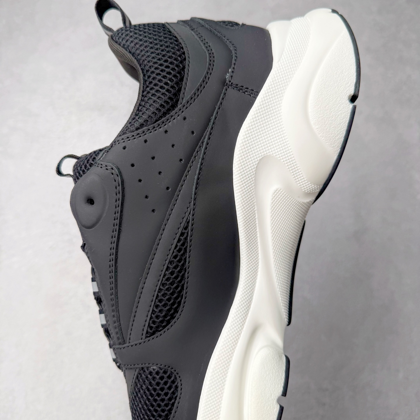 图片[7]-Dior 迪奥B22 男款慢跑时装运动鞋 “白色18” 广东原产原楦原纸版数据开发 配置专柜购物袋及配件(配置抗压快递外包牛皮纸壳 采用光滑牛皮革组合网织布面材质 正确吸汗网布贴合海玻璃CD压纹鞋垫独家开发TPU弹力中底组合TR光泽耐韧锯齿橡胶大底 法国高奢时装品牌-迪奥·桀傲/Dior Homme B22 Trainer Sneaker系列复古厚底老爹风休闲运动慢跑鞋“生胶底” 这款单品从复古慢跑鞋汲取灵感。采用厚实的低帮设计，精选牛皮与网眼织物拼接鞋面，搭配黑白相间的刻花橡胶鞋底。侧面带有浮雕“CD”标志装饰。尺码：39 40 41 42 43 44 45 46 47-选品中心