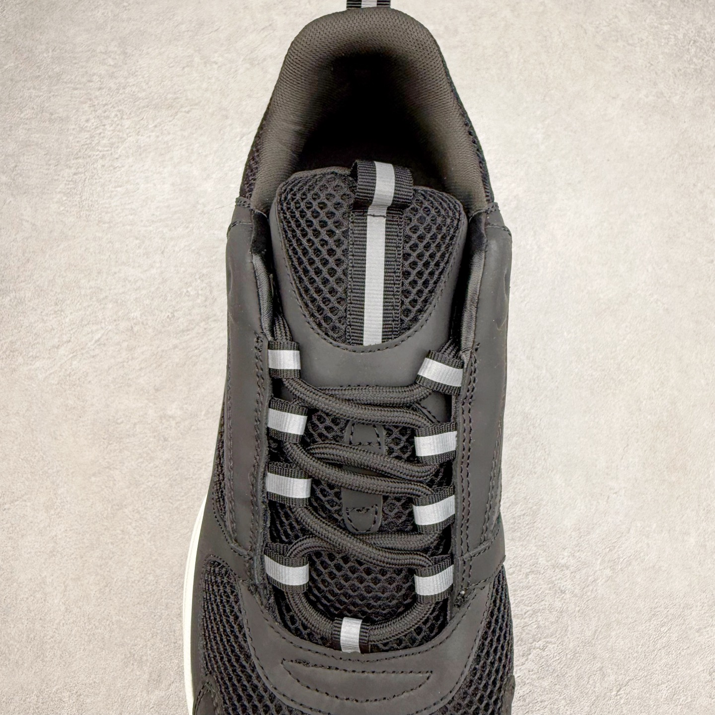 图片[5]-Dior 迪奥B22 男款慢跑时装运动鞋 “白色18” 广东原产原楦原纸版数据开发 配置专柜购物袋及配件(配置抗压快递外包牛皮纸壳 采用光滑牛皮革组合网织布面材质 正确吸汗网布贴合海玻璃CD压纹鞋垫独家开发TPU弹力中底组合TR光泽耐韧锯齿橡胶大底 法国高奢时装品牌-迪奥·桀傲/Dior Homme B22 Trainer Sneaker系列复古厚底老爹风休闲运动慢跑鞋“生胶底” 这款单品从复古慢跑鞋汲取灵感。采用厚实的低帮设计，精选牛皮与网眼织物拼接鞋面，搭配黑白相间的刻花橡胶鞋底。侧面带有浮雕“CD”标志装饰。尺码：39 40 41 42 43 44 45 46 47-选品中心