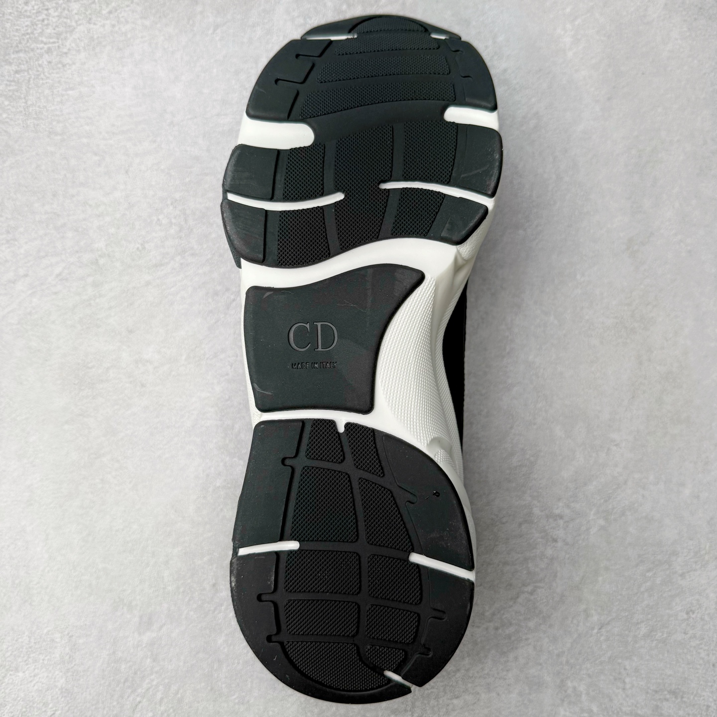 图片[9]-Dior 迪奥B22 男款慢跑时装运动鞋 “白色18” 广东原产原楦原纸版数据开发 配置专柜购物袋及配件(配置抗压快递外包牛皮纸壳 采用光滑牛皮革组合网织布面材质 正确吸汗网布贴合海玻璃CD压纹鞋垫独家开发TPU弹力中底组合TR光泽耐韧锯齿橡胶大底 法国高奢时装品牌-迪奥·桀傲/Dior Homme B22 Trainer Sneaker系列复古厚底老爹风休闲运动慢跑鞋“生胶底” 这款单品从复古慢跑鞋汲取灵感。采用厚实的低帮设计，精选牛皮与网眼织物拼接鞋面，搭配黑白相间的刻花橡胶鞋底。侧面带有浮雕“CD”标志装饰。尺码：39 40 41 42 43 44 45 46 47-选品中心