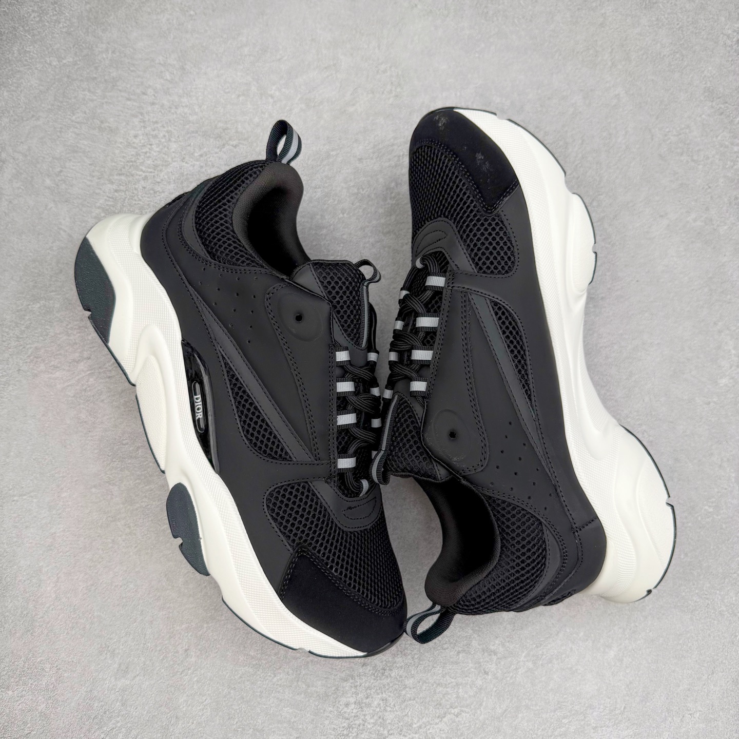 图片[3]-Dior 迪奥B22 男款慢跑时装运动鞋 “白色18” 广东原产原楦原纸版数据开发 配置专柜购物袋及配件(配置抗压快递外包牛皮纸壳 采用光滑牛皮革组合网织布面材质 正确吸汗网布贴合海玻璃CD压纹鞋垫独家开发TPU弹力中底组合TR光泽耐韧锯齿橡胶大底 法国高奢时装品牌-迪奥·桀傲/Dior Homme B22 Trainer Sneaker系列复古厚底老爹风休闲运动慢跑鞋“生胶底” 这款单品从复古慢跑鞋汲取灵感。采用厚实的低帮设计，精选牛皮与网眼织物拼接鞋面，搭配黑白相间的刻花橡胶鞋底。侧面带有浮雕“CD”标志装饰。尺码：39 40 41 42 43 44 45 46 47-选品中心