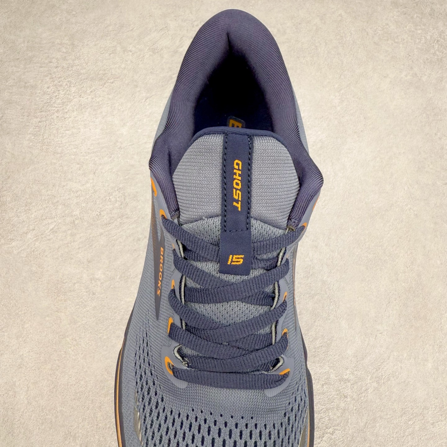 图片[5]-Brooks布鲁克斯 Ghost 15 马拉松舒适百搭防滑耐磨低帮跑步鞋 Brooks 四大跑鞋之一 百年品牌 跑鞋从外形上基本就能判断这是一款速度跑鞋 简洁干练的外形结构和极强的运动流线型看着非常有速度感 上脚的第一感觉是非常轻 美码9码的鞋单只206g不到 从个人偏好来说 200g左右的竞速鞋最具安全感 鞋面采用单层网布 很薄 前掌使用了大量开放式网眼 排气直接快速 透气性上乘 鞋舌也是轻量化设计 仅为一层麂皮 和脚背完美贴合 鞋舌中央有个防偏穿孔 从实际穿着来看 通常鞋舌都是外偏 如果是防偏穿孔位于中心 防偏效果其实并不十分有效 如果采用趋外侧的偏心设计更有效 鞋帮泡棉填充量不大 但非常紧凑 贴合舒适 包裹稳固 内置硬质TPU保证必要的稳定性 跑鞋中底采用的是DNA FLASH科技材料 DNA FLASH中底科技 是Brooks第一款将氮气注入中底的创新科技 主要原理是借助“超临界流体”发泡技术 将液态氮稳定的转化为气态氮 并使其均匀地形成无数紧密贴合的密闭式气囊结构 尺码：36 36.5 37.5 38 38.5 39 40 40.5 41 42 42.5 43 44 44.5 45 46-选品中心