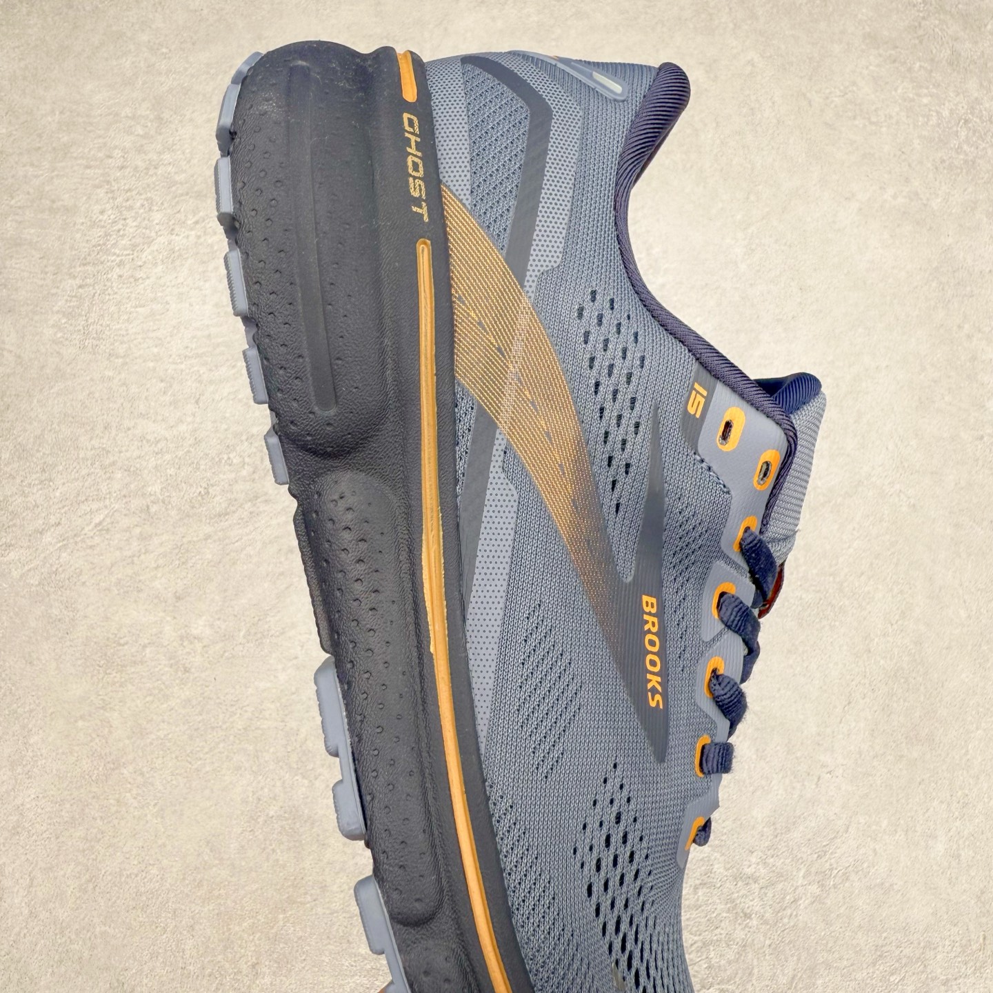 图片[6]-Brooks布鲁克斯 Ghost 15 马拉松舒适百搭防滑耐磨低帮跑步鞋 Brooks 四大跑鞋之一 百年品牌 跑鞋从外形上基本就能判断这是一款速度跑鞋 简洁干练的外形结构和极强的运动流线型看着非常有速度感 上脚的第一感觉是非常轻 美码9码的鞋单只206g不到 从个人偏好来说 200g左右的竞速鞋最具安全感 鞋面采用单层网布 很薄 前掌使用了大量开放式网眼 排气直接快速 透气性上乘 鞋舌也是轻量化设计 仅为一层麂皮 和脚背完美贴合 鞋舌中央有个防偏穿孔 从实际穿着来看 通常鞋舌都是外偏 如果是防偏穿孔位于中心 防偏效果其实并不十分有效 如果采用趋外侧的偏心设计更有效 鞋帮泡棉填充量不大 但非常紧凑 贴合舒适 包裹稳固 内置硬质TPU保证必要的稳定性 跑鞋中底采用的是DNA FLASH科技材料 DNA FLASH中底科技 是Brooks第一款将氮气注入中底的创新科技 主要原理是借助“超临界流体”发泡技术 将液态氮稳定的转化为气态氮 并使其均匀地形成无数紧密贴合的密闭式气囊结构 尺码：36 36.5 37.5 38 38.5 39 40 40.5 41 42 42.5 43 44 44.5 45 46-选品中心