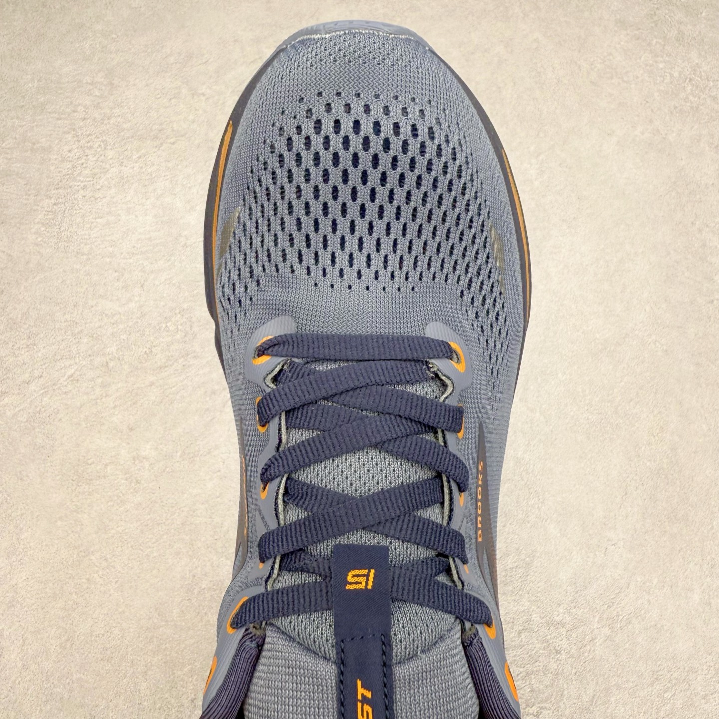 图片[4]-Brooks布鲁克斯 Ghost 15 马拉松舒适百搭防滑耐磨低帮跑步鞋 Brooks 四大跑鞋之一 百年品牌 跑鞋从外形上基本就能判断这是一款速度跑鞋 简洁干练的外形结构和极强的运动流线型看着非常有速度感 上脚的第一感觉是非常轻 美码9码的鞋单只206g不到 从个人偏好来说 200g左右的竞速鞋最具安全感 鞋面采用单层网布 很薄 前掌使用了大量开放式网眼 排气直接快速 透气性上乘 鞋舌也是轻量化设计 仅为一层麂皮 和脚背完美贴合 鞋舌中央有个防偏穿孔 从实际穿着来看 通常鞋舌都是外偏 如果是防偏穿孔位于中心 防偏效果其实并不十分有效 如果采用趋外侧的偏心设计更有效 鞋帮泡棉填充量不大 但非常紧凑 贴合舒适 包裹稳固 内置硬质TPU保证必要的稳定性 跑鞋中底采用的是DNA FLASH科技材料 DNA FLASH中底科技 是Brooks第一款将氮气注入中底的创新科技 主要原理是借助“超临界流体”发泡技术 将液态氮稳定的转化为气态氮 并使其均匀地形成无数紧密贴合的密闭式气囊结构 尺码：36 36.5 37.5 38 38.5 39 40 40.5 41 42 42.5 43 44 44.5 45 46-选品中心