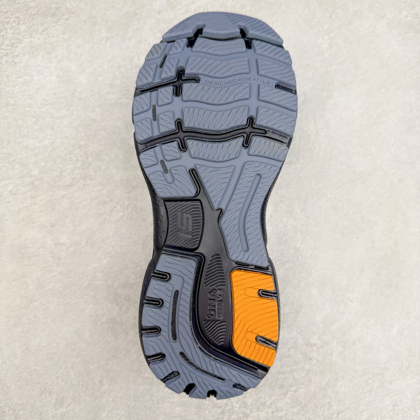 图片[9]-Brooks布鲁克斯 Ghost 15 马拉松舒适百搭防滑耐磨低帮跑步鞋 Brooks 四大跑鞋之一 百年品牌 跑鞋从外形上基本就能判断这是一款速度跑鞋 简洁干练的外形结构和极强的运动流线型看着非常有速度感 上脚的第一感觉是非常轻 美码9码的鞋单只206g不到 从个人偏好来说 200g左右的竞速鞋最具安全感 鞋面采用单层网布 很薄 前掌使用了大量开放式网眼 排气直接快速 透气性上乘 鞋舌也是轻量化设计 仅为一层麂皮 和脚背完美贴合 鞋舌中央有个防偏穿孔 从实际穿着来看 通常鞋舌都是外偏 如果是防偏穿孔位于中心 防偏效果其实并不十分有效 如果采用趋外侧的偏心设计更有效 鞋帮泡棉填充量不大 但非常紧凑 贴合舒适 包裹稳固 内置硬质TPU保证必要的稳定性 跑鞋中底采用的是DNA FLASH科技材料 DNA FLASH中底科技 是Brooks第一款将氮气注入中底的创新科技 主要原理是借助“超临界流体”发泡技术 将液态氮稳定的转化为气态氮 并使其均匀地形成无数紧密贴合的密闭式气囊结构 尺码：36 36.5 37.5 38 38.5 39 40 40.5 41 42 42.5 43 44 44.5 45 46-选品中心