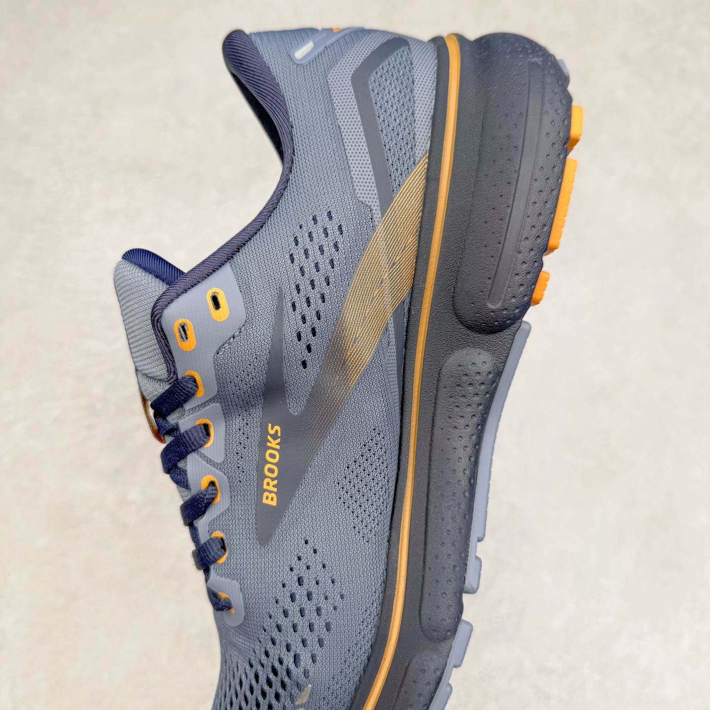 图片[7]-Brooks布鲁克斯 Ghost 15 马拉松舒适百搭防滑耐磨低帮跑步鞋 Brooks 四大跑鞋之一 百年品牌 跑鞋从外形上基本就能判断这是一款速度跑鞋 简洁干练的外形结构和极强的运动流线型看着非常有速度感 上脚的第一感觉是非常轻 美码9码的鞋单只206g不到 从个人偏好来说 200g左右的竞速鞋最具安全感 鞋面采用单层网布 很薄 前掌使用了大量开放式网眼 排气直接快速 透气性上乘 鞋舌也是轻量化设计 仅为一层麂皮 和脚背完美贴合 鞋舌中央有个防偏穿孔 从实际穿着来看 通常鞋舌都是外偏 如果是防偏穿孔位于中心 防偏效果其实并不十分有效 如果采用趋外侧的偏心设计更有效 鞋帮泡棉填充量不大 但非常紧凑 贴合舒适 包裹稳固 内置硬质TPU保证必要的稳定性 跑鞋中底采用的是DNA FLASH科技材料 DNA FLASH中底科技 是Brooks第一款将氮气注入中底的创新科技 主要原理是借助“超临界流体”发泡技术 将液态氮稳定的转化为气态氮 并使其均匀地形成无数紧密贴合的密闭式气囊结构 尺码：36 36.5 37.5 38 38.5 39 40 40.5 41 42 42.5 43 44 44.5 45 46-选品中心